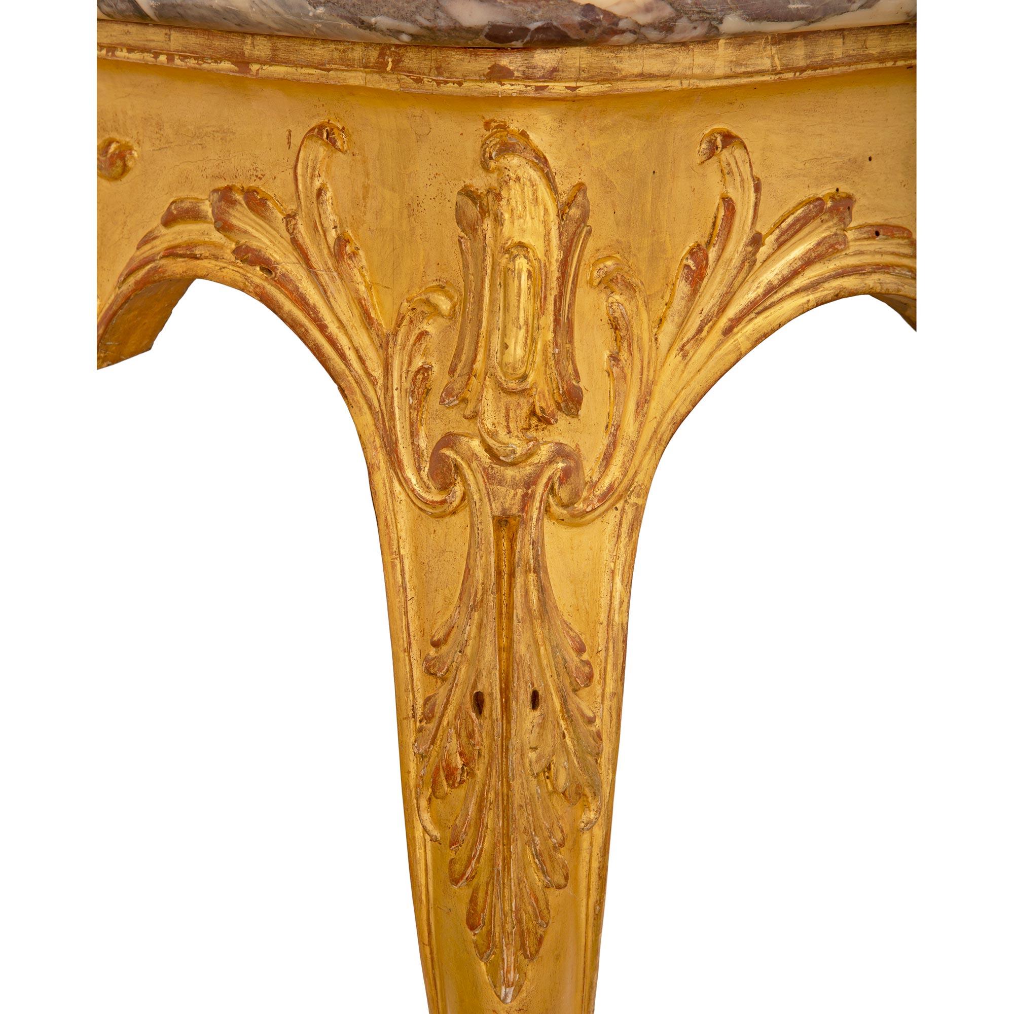 Table centrale italienne d'époque Louis XV du milieu du XVIIIe siècle en bois doré et marbre en vente 1