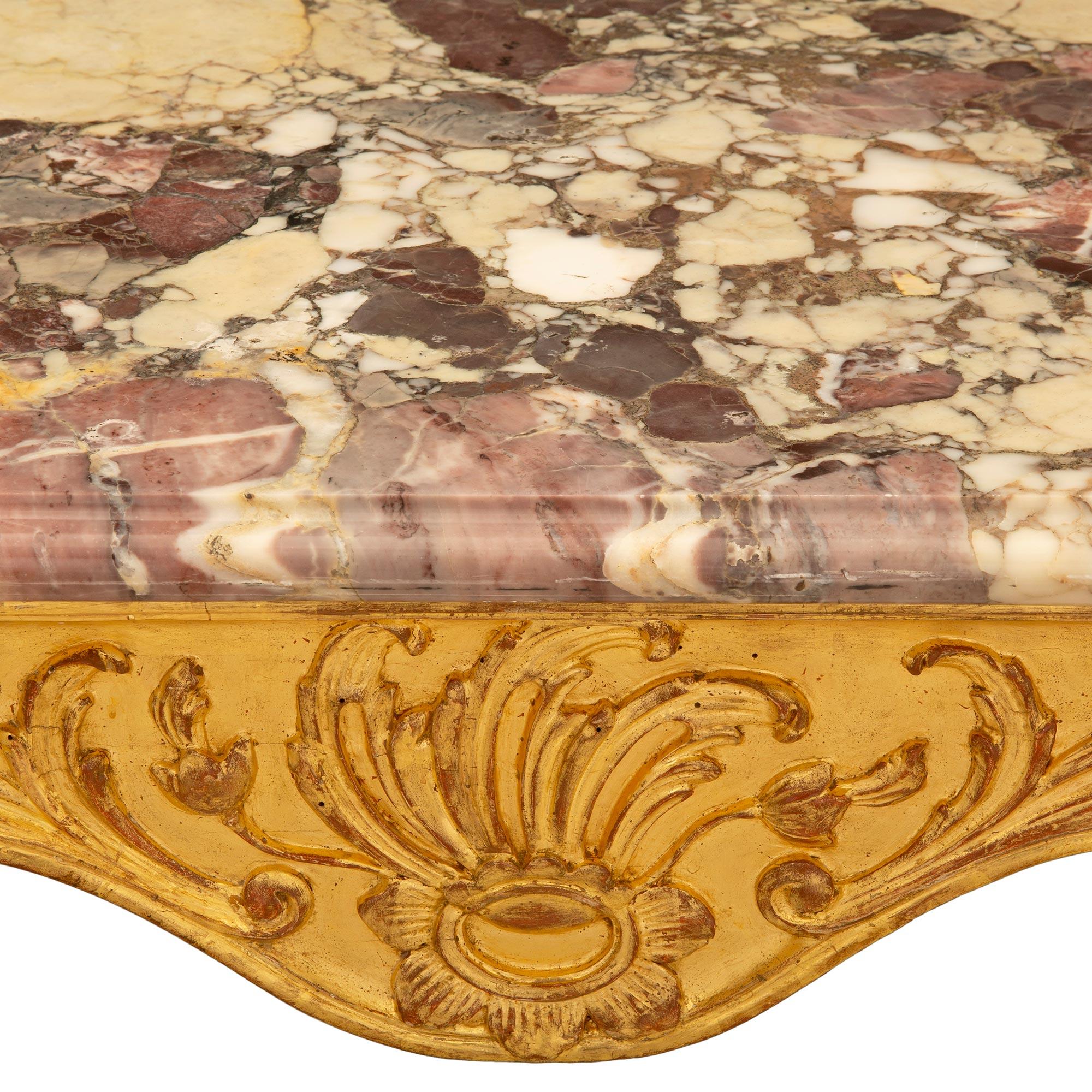 Table centrale italienne d'époque Louis XV du milieu du XVIIIe siècle en bois doré et marbre en vente 2