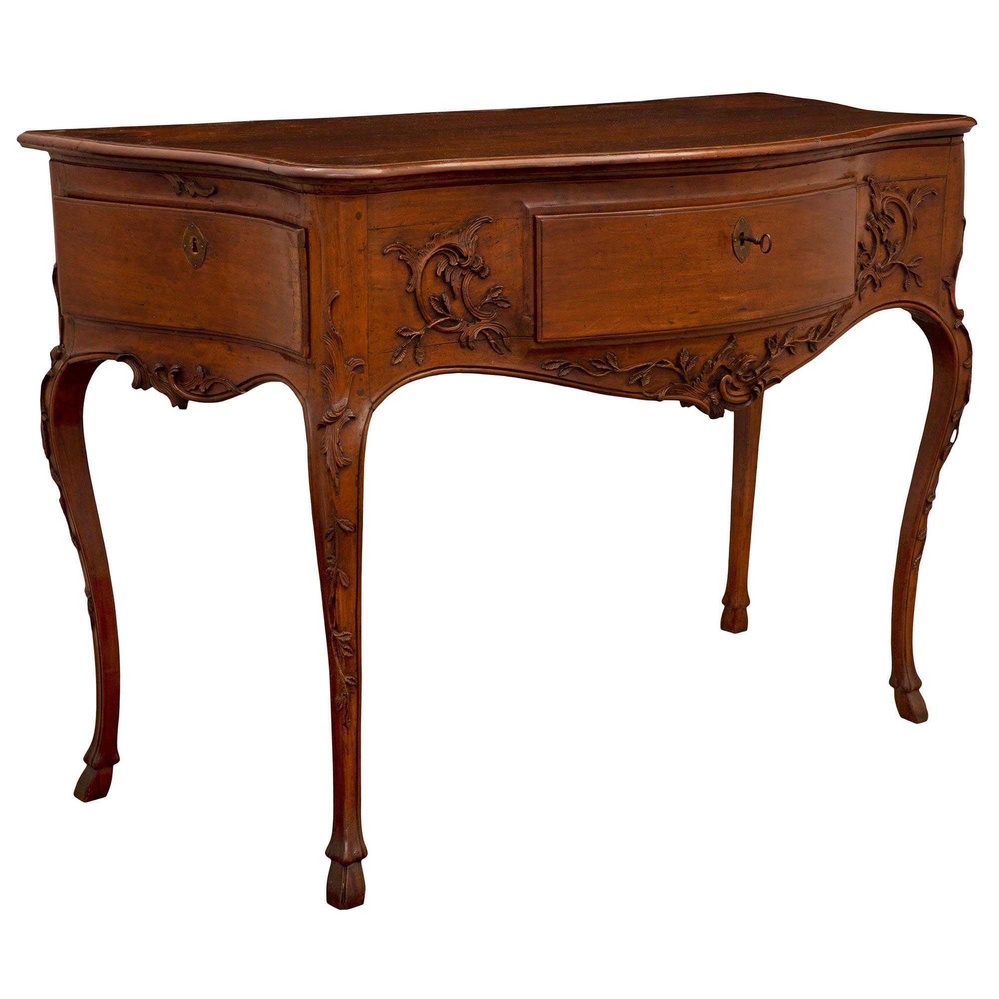 Console italienne du milieu du XVIIIe siècle en noyer d'époque Louis XV Bon état - En vente à West Palm Beach, FL