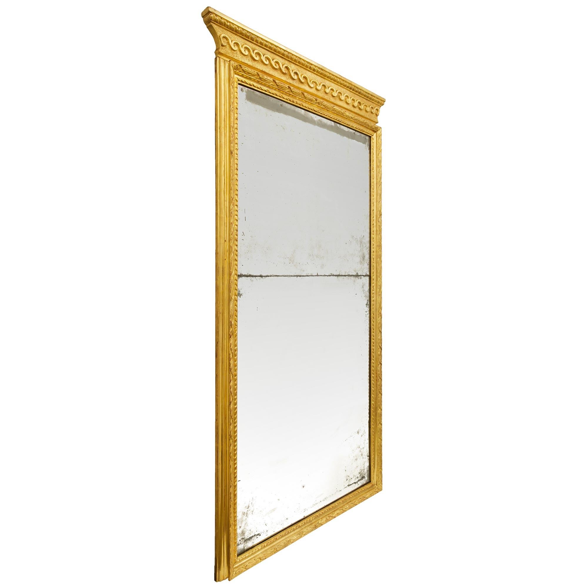 Espejo italiano de madera dorada del periodo Luis XVI de mediados del siglo XVIII Italiano en venta