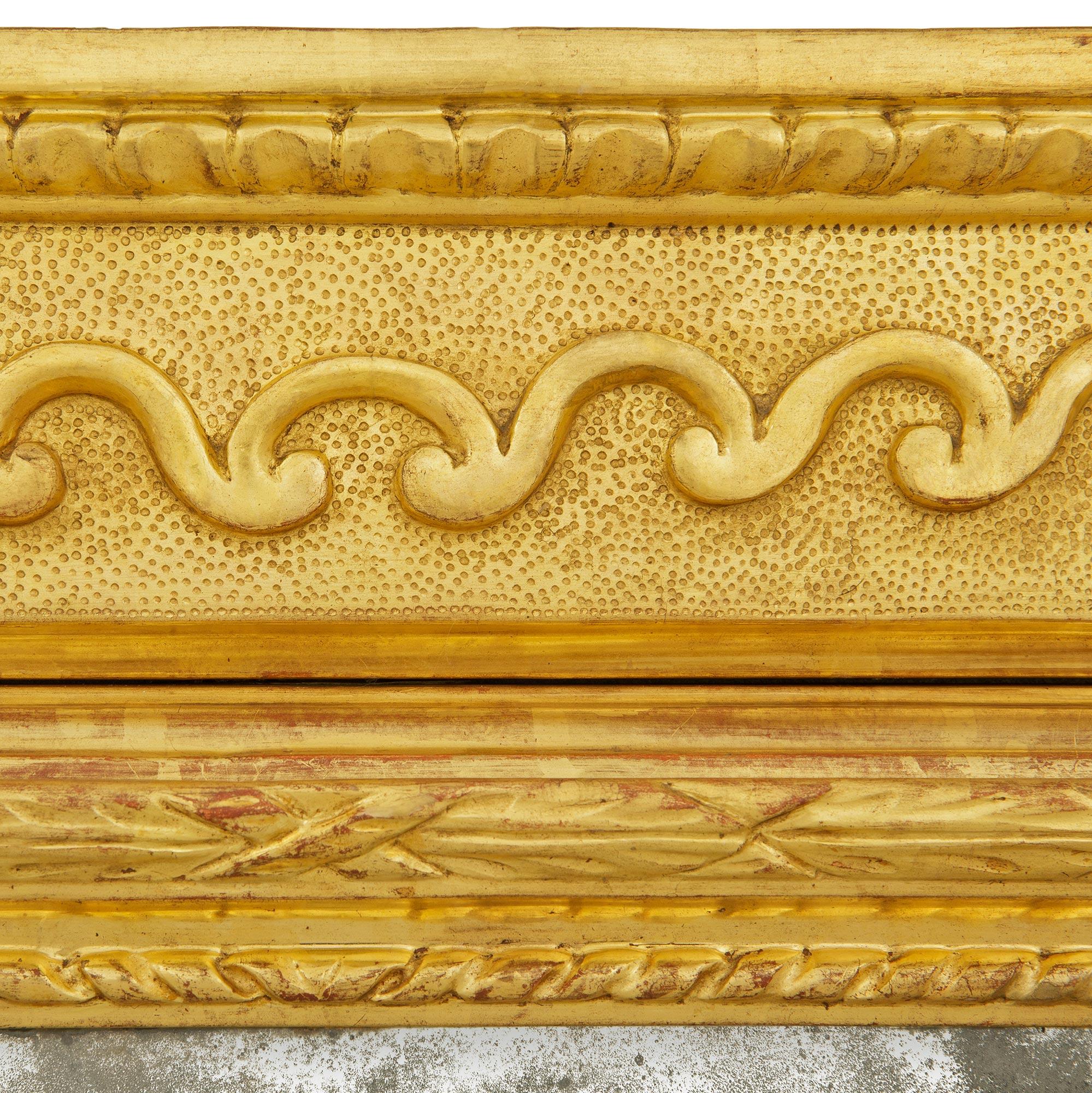 Espejo italiano de madera dorada del periodo Luis XVI de mediados del siglo XVIII siglo XVIII y antes en venta