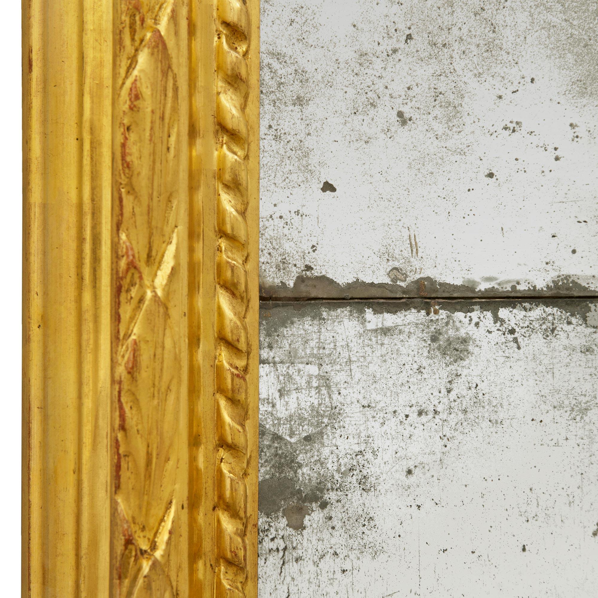 Espejo italiano de madera dorada del periodo Luis XVI de mediados del siglo XVIII Madera dorada en venta