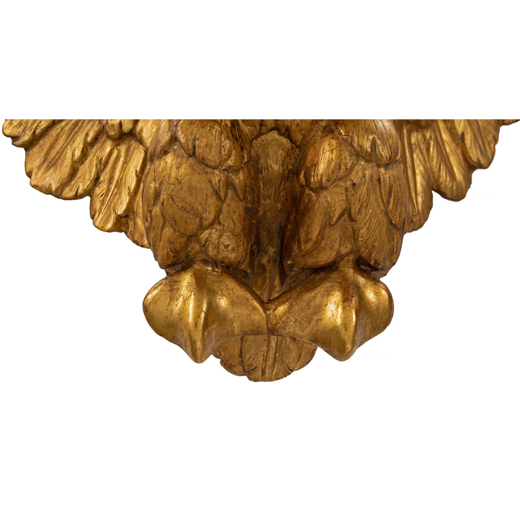 Italienischer, offener, geflügelter, vergoldeter Schwan aus der Mitte des 18. Jahrhunderts aus der Louis-XVI-Periode (Vergoldetes Holz) im Angebot