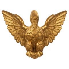 Cisne italiano de madera dorada con alas abiertas, de mediados del siglo XVIII, de la época de Luis XVI, montado en la pared
