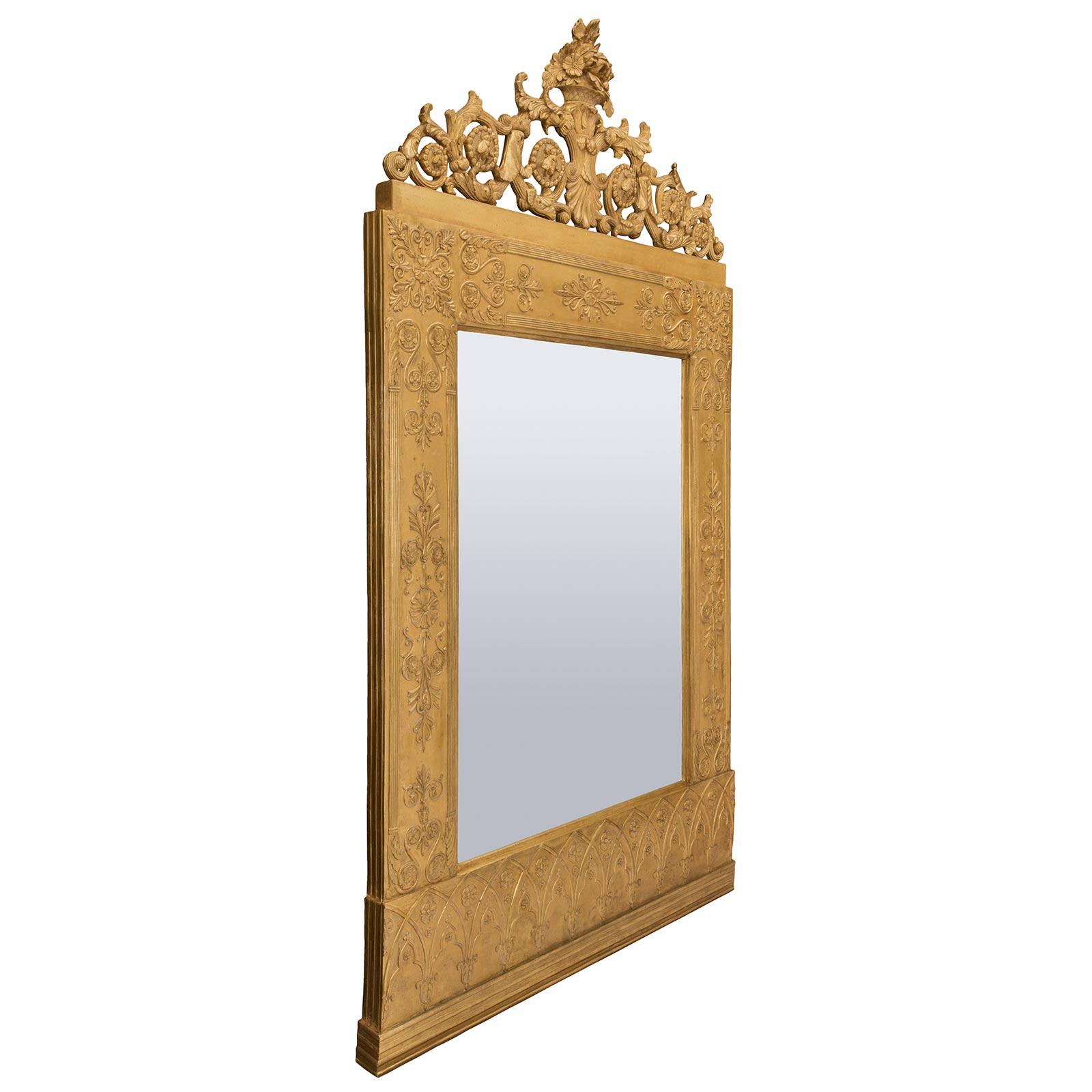 Un sensationnel et très impressionnant miroir en bois doré néoclassique italien du milieu du XVIIIe siècle, en l'honneur de la famille Barberini de Rome, représentant les abeilles symboliques. Le cadre doré présente une base plate tachetée sous un
