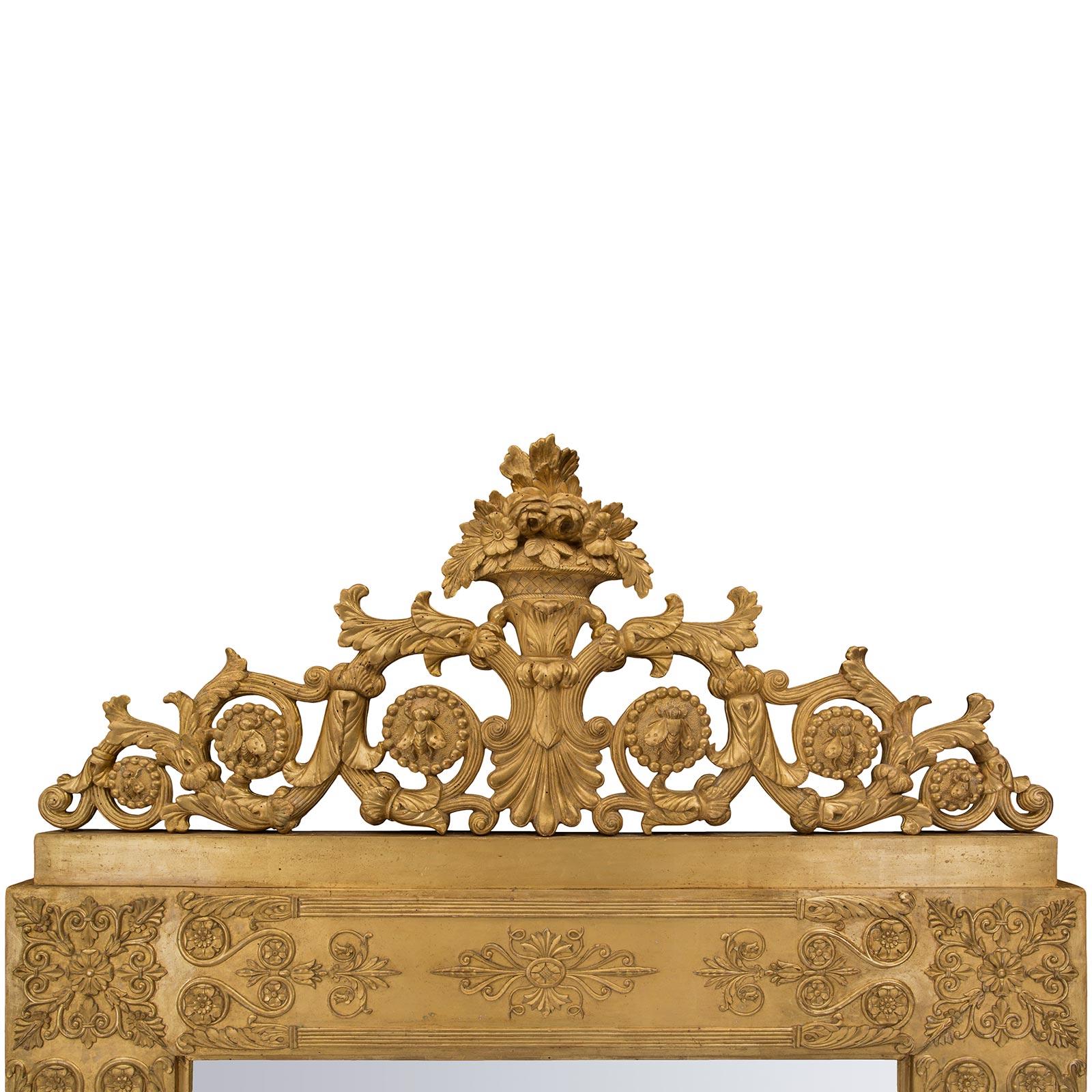 XVIIIe siècle et antérieur Miroir en bois doré néoclassique italien du milieu du XVIIIe siècle en vente