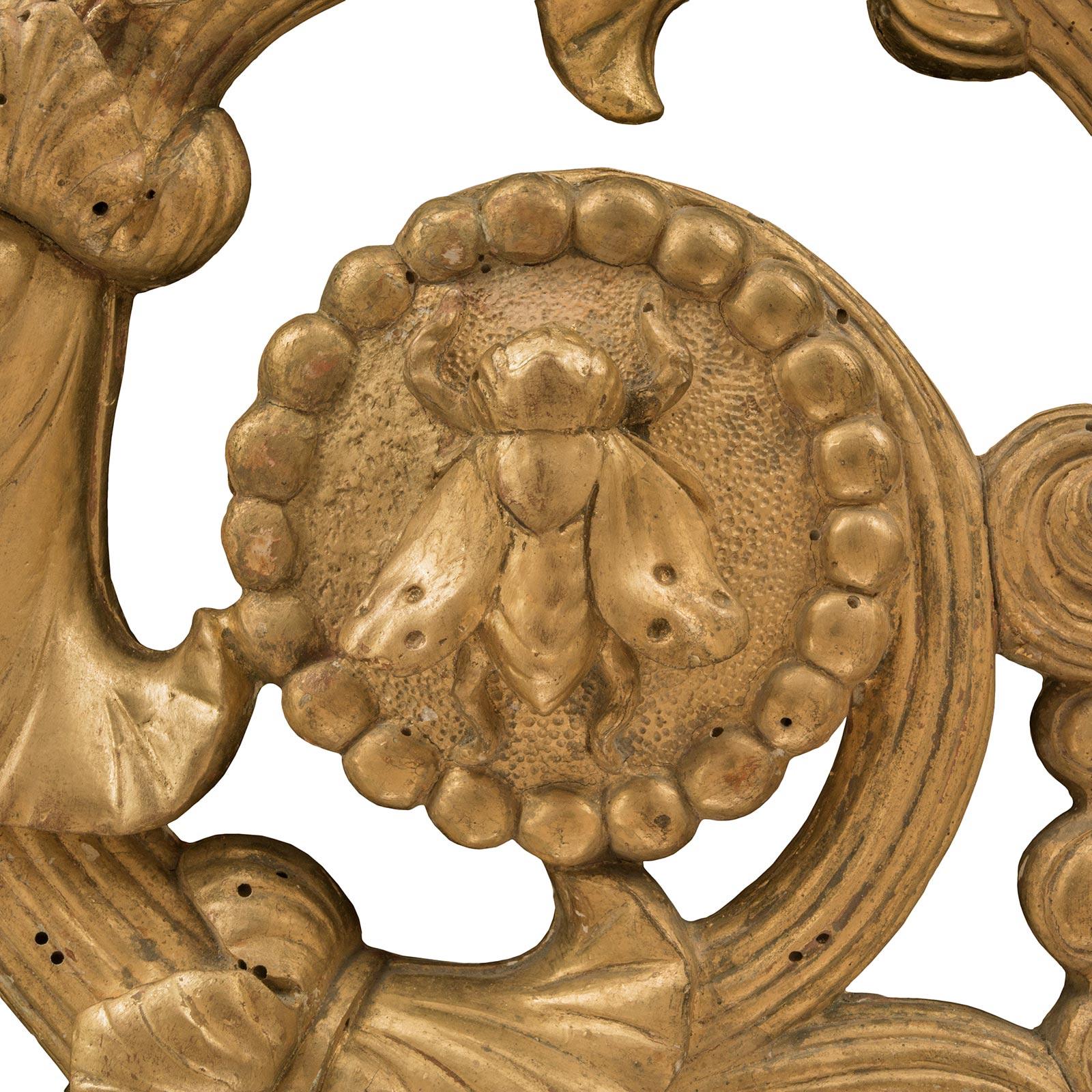 Miroir en bois doré néoclassique italien du milieu du XVIIIe siècle en vente 1