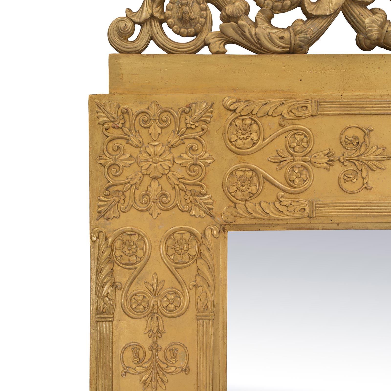 Miroir en bois doré néoclassique italien du milieu du XVIIIe siècle en vente 2