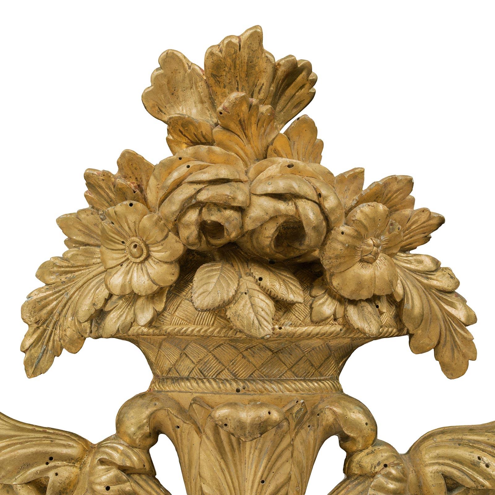 Miroir en bois doré néoclassique italien du milieu du XVIIIe siècle en vente 3