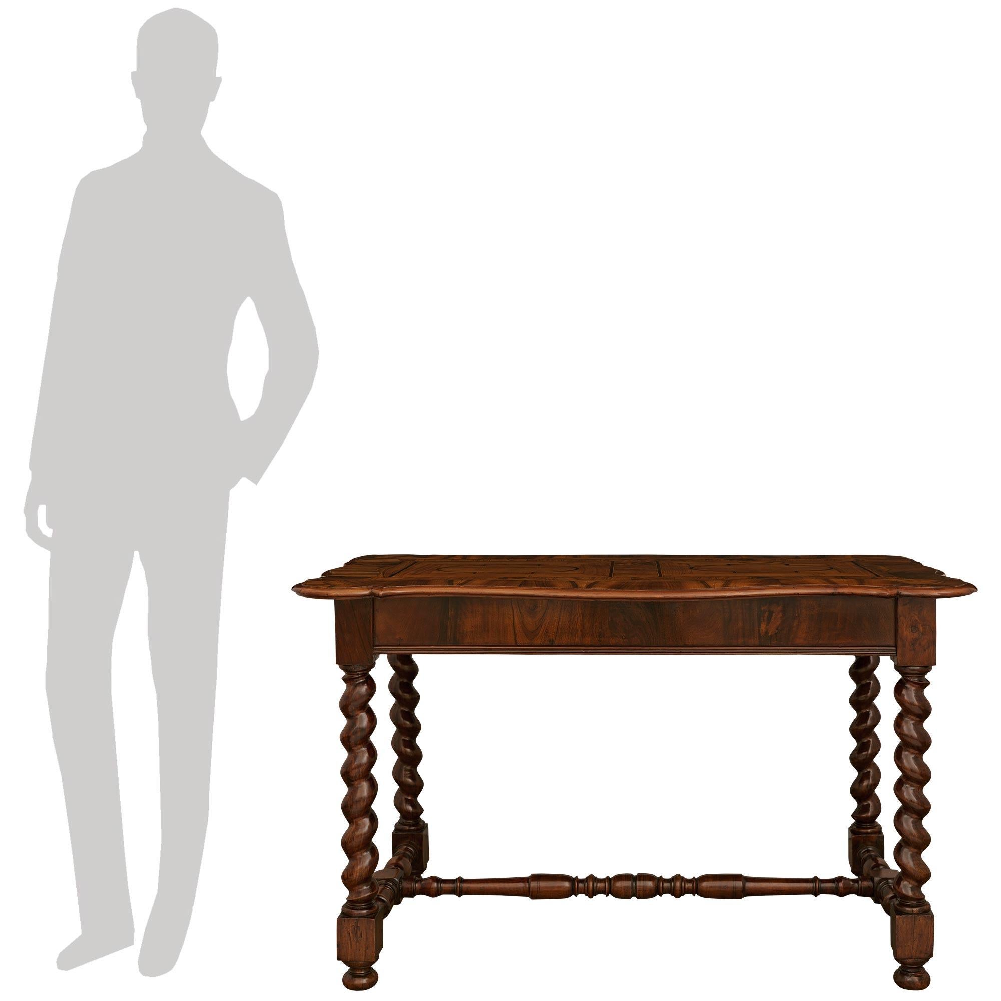 Eine schöne und einzigartige italienische Mitte des 18. Jahrhunderts römischen Barock st. Walnuss-Mitteltisch. Dieser wunderbare Tisch wird von vier Gerstenkornbeinen getragen, die durch eine gedrechselte Walnussholzstreckung verbunden sind und auf