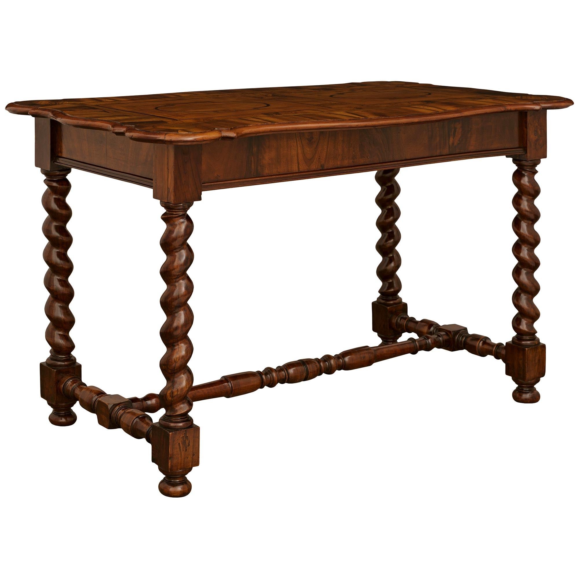 Italienische Mitte des 18. Jahrhunderts römischen Barock st. Nussbaum Mitte Tisch im Zustand „Gut“ im Angebot in West Palm Beach, FL
