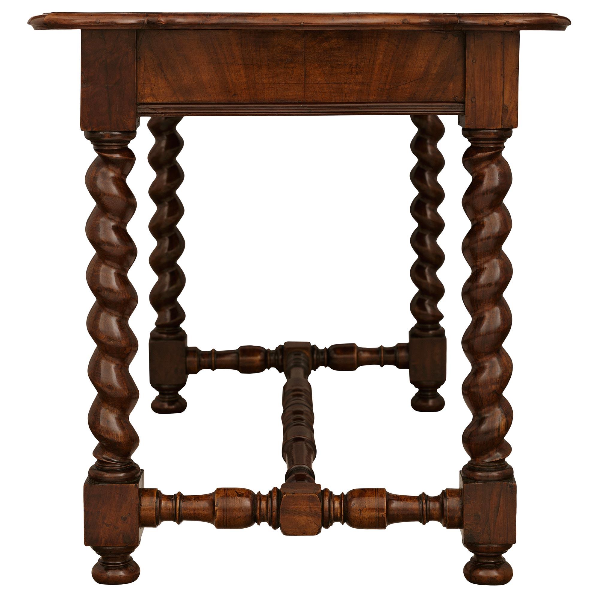 Italienische Mitte des 18. Jahrhunderts römischen Barock st. Nussbaum Mitte Tisch (18. Jahrhundert und früher) im Angebot