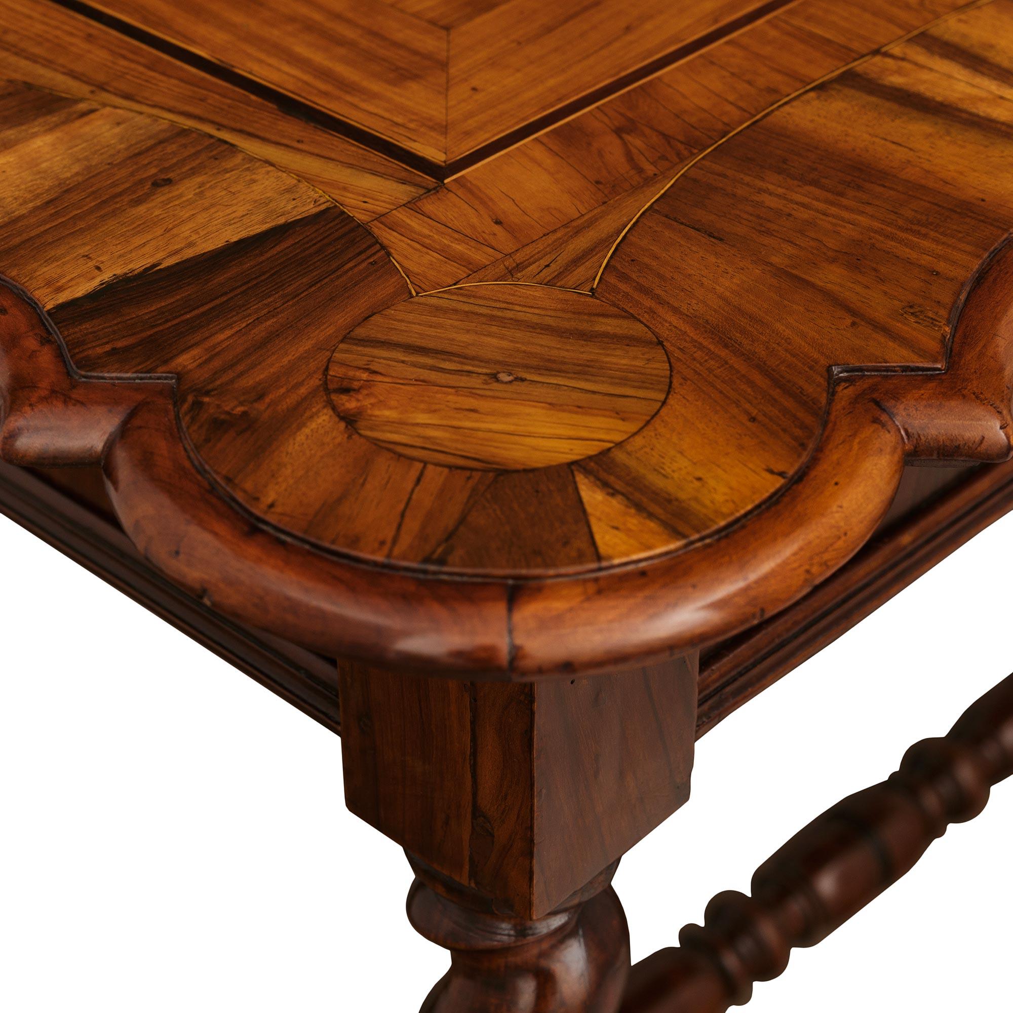 Italienische Mitte des 18. Jahrhunderts römischen Barock st. Nussbaum Mitte Tisch (Walnuss) im Angebot