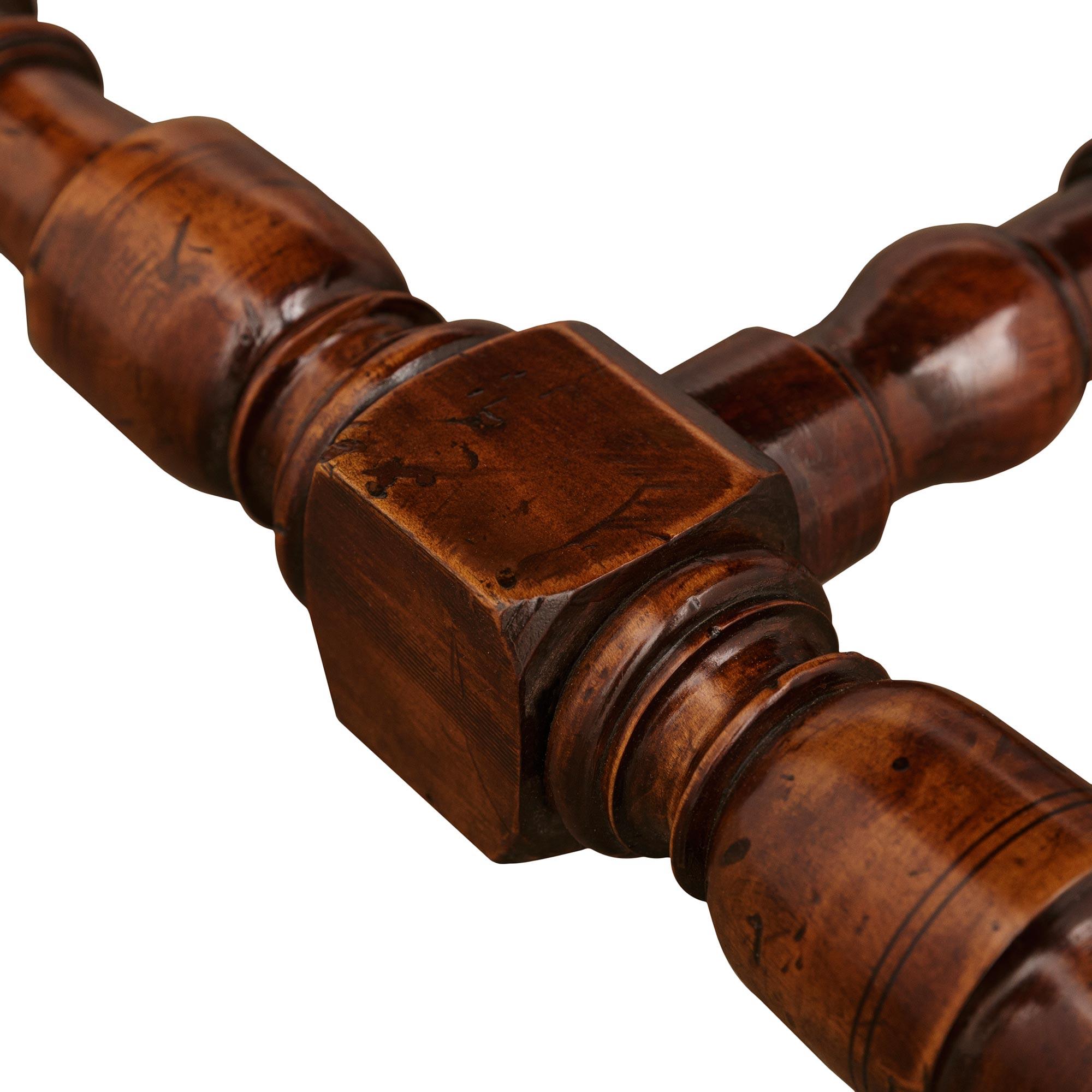 Italienische Mitte des 18. Jahrhunderts römischen Barock st. Nussbaum Mitte Tisch im Angebot 3