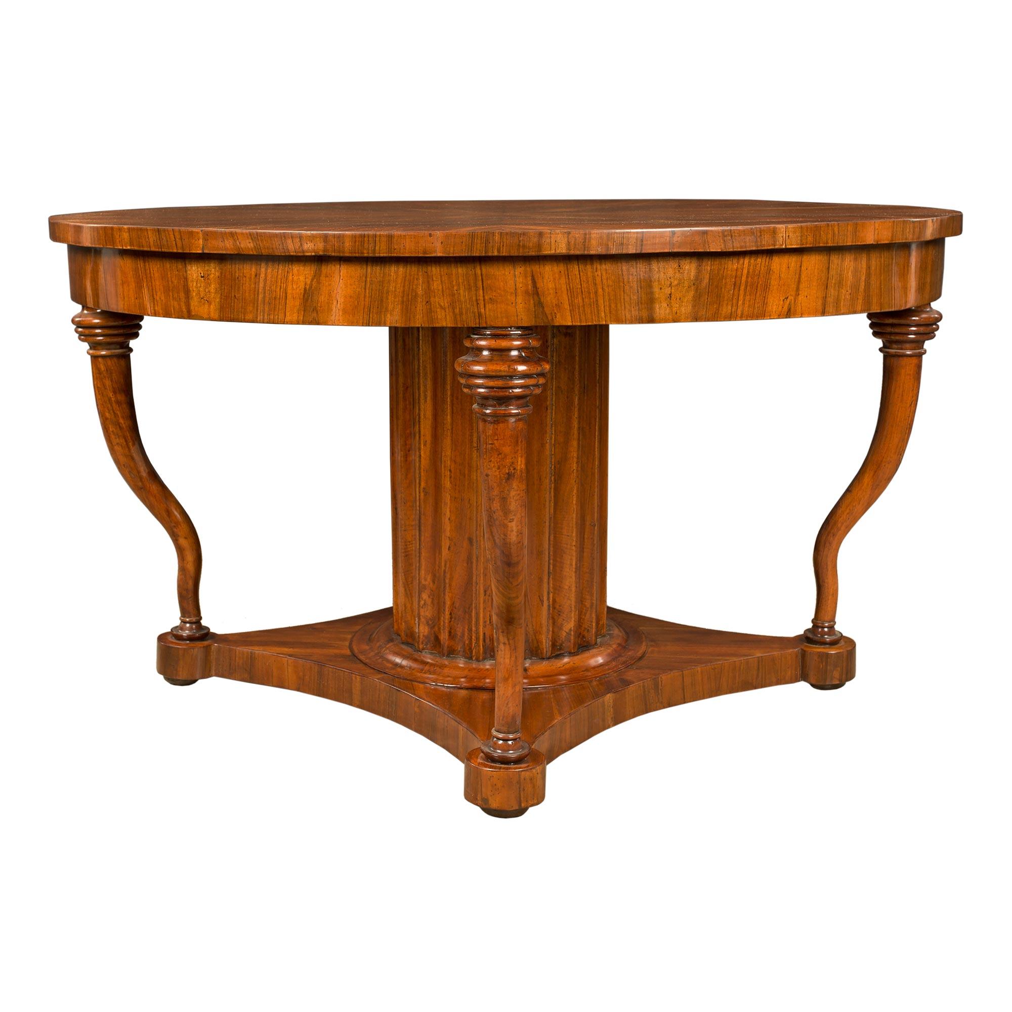 Italian Mid 18th Century Tuscan Walnut Center Table In Good Condition For Sale In West Palm Beach, FL
