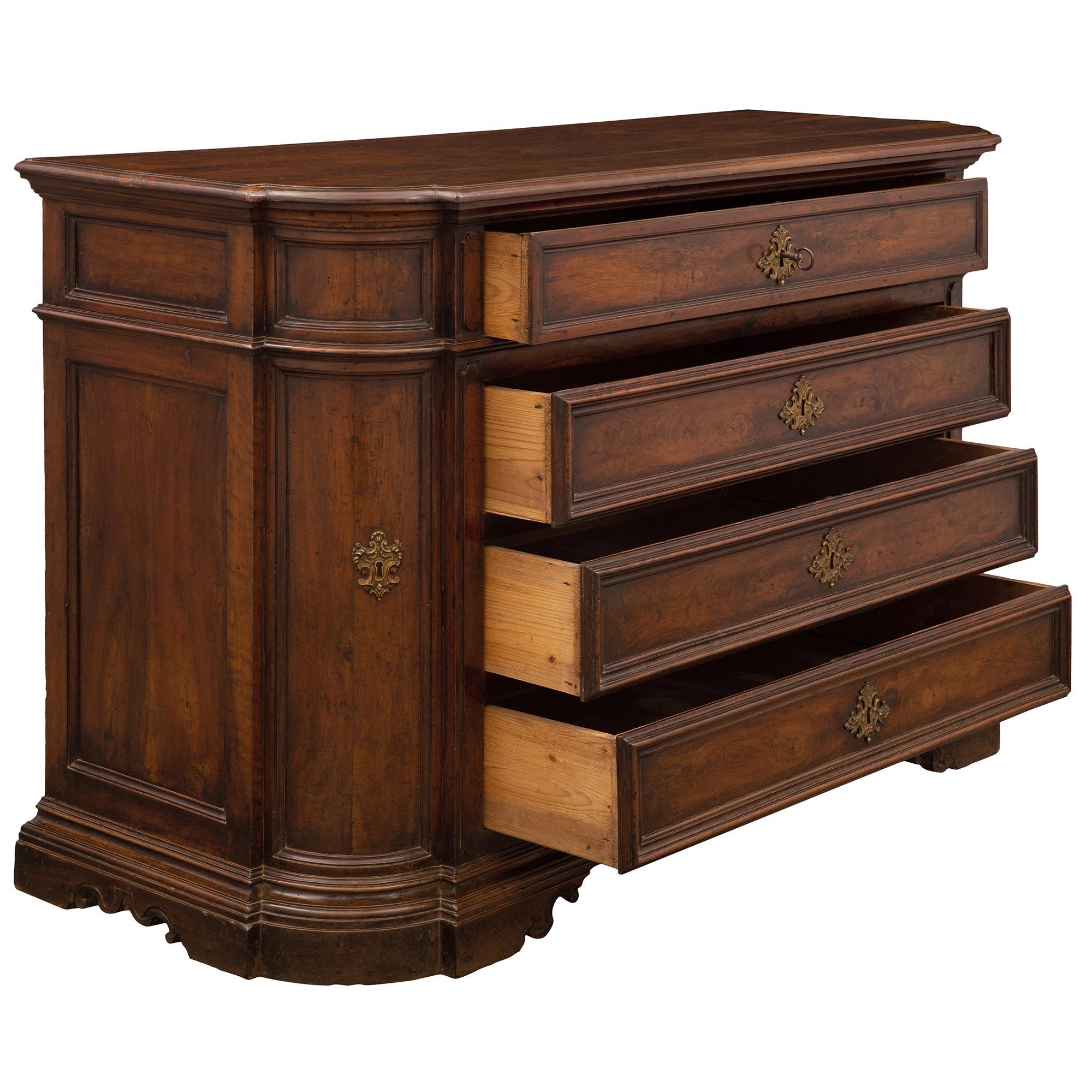 Italian Mid 18th Century Walnut Commode from Naples, Circa 1740 For Sale 1