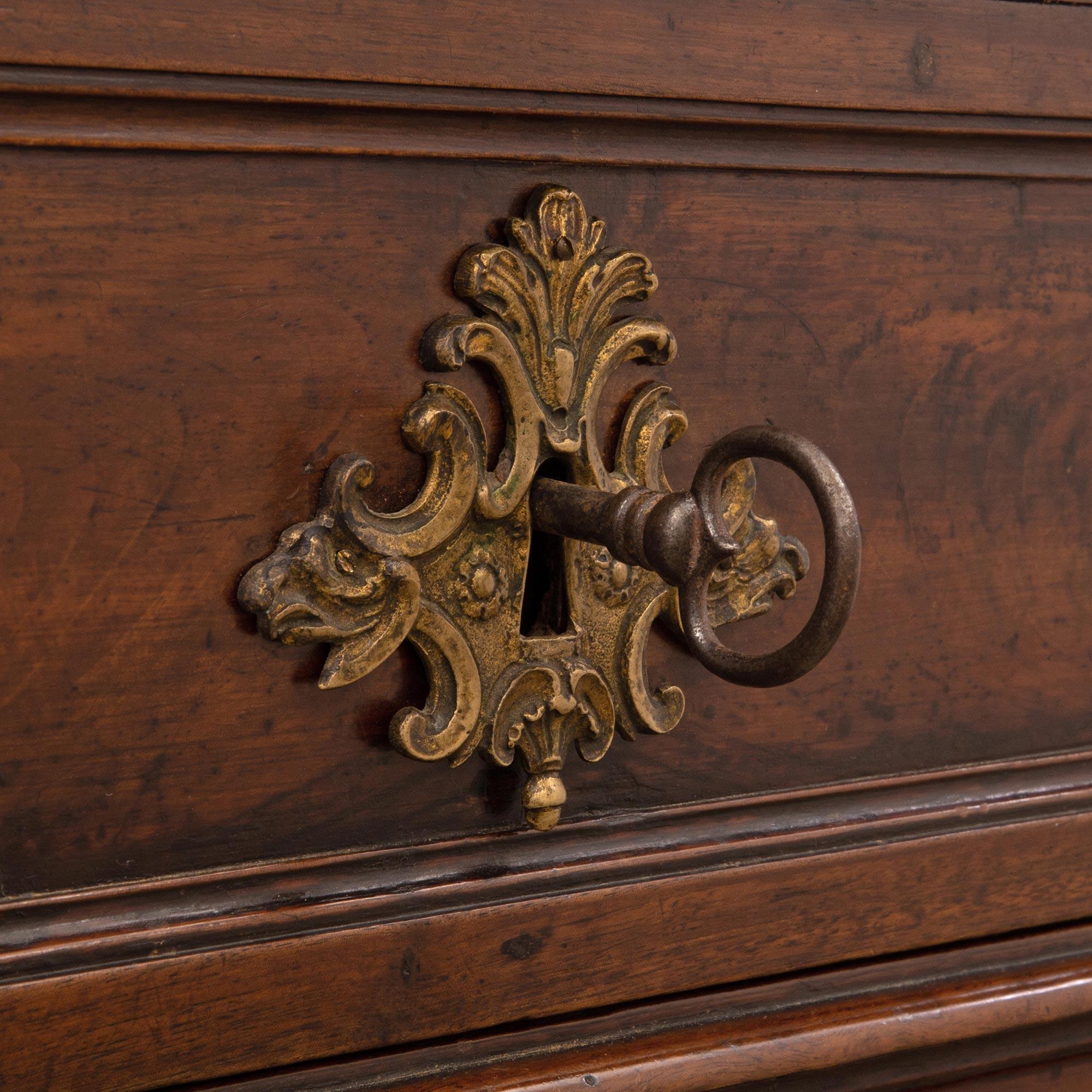 Italian Mid 18th Century Walnut Commode from Naples, Circa 1740 For Sale 5