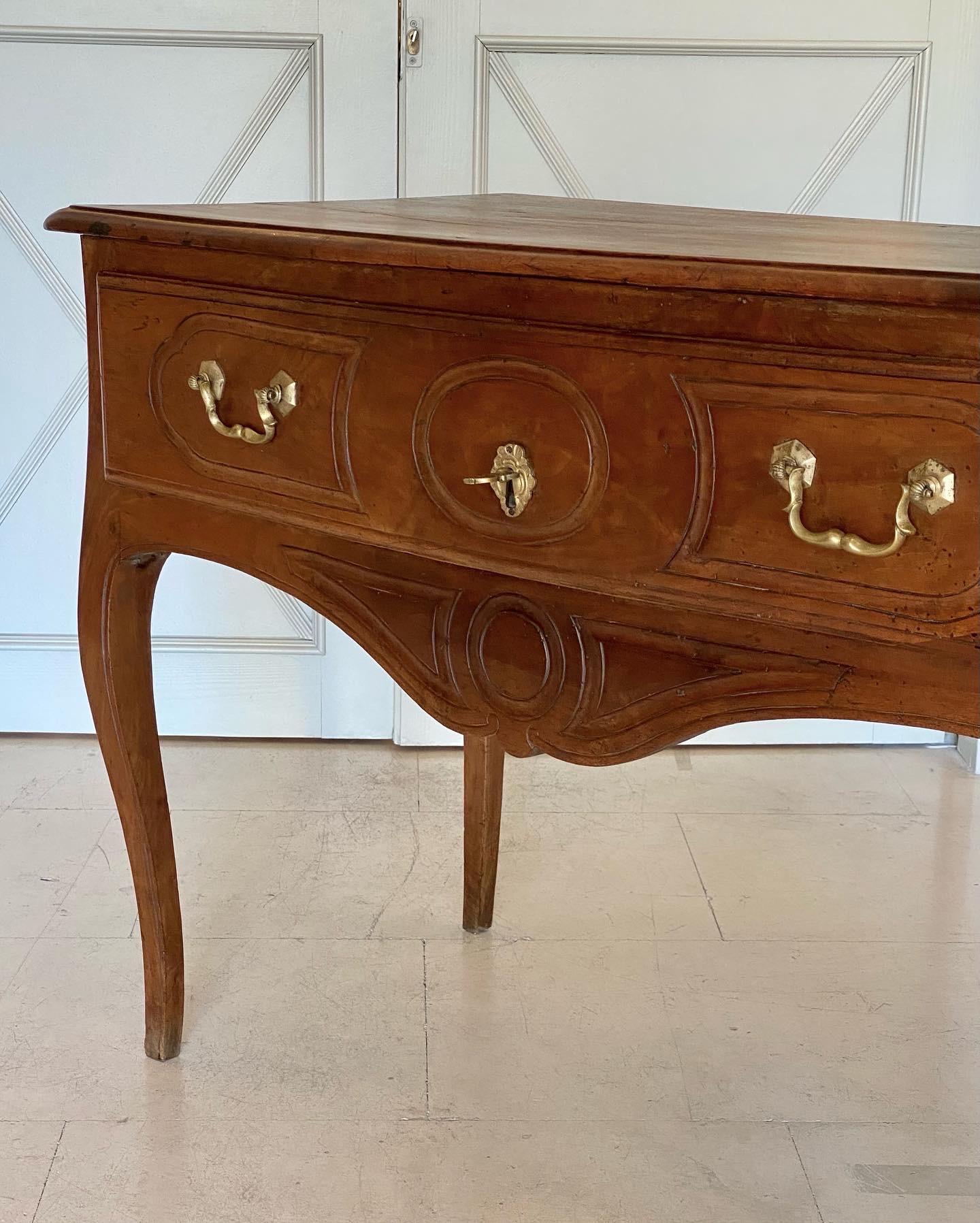 Beautiful and elegant Italian mid 18th century Louis XV period walnut console table. This extremely decorative console table is raised by most elegant cabriole legs and the walnut veneer embellishes the curved tops and the drawer.
The nice bronze