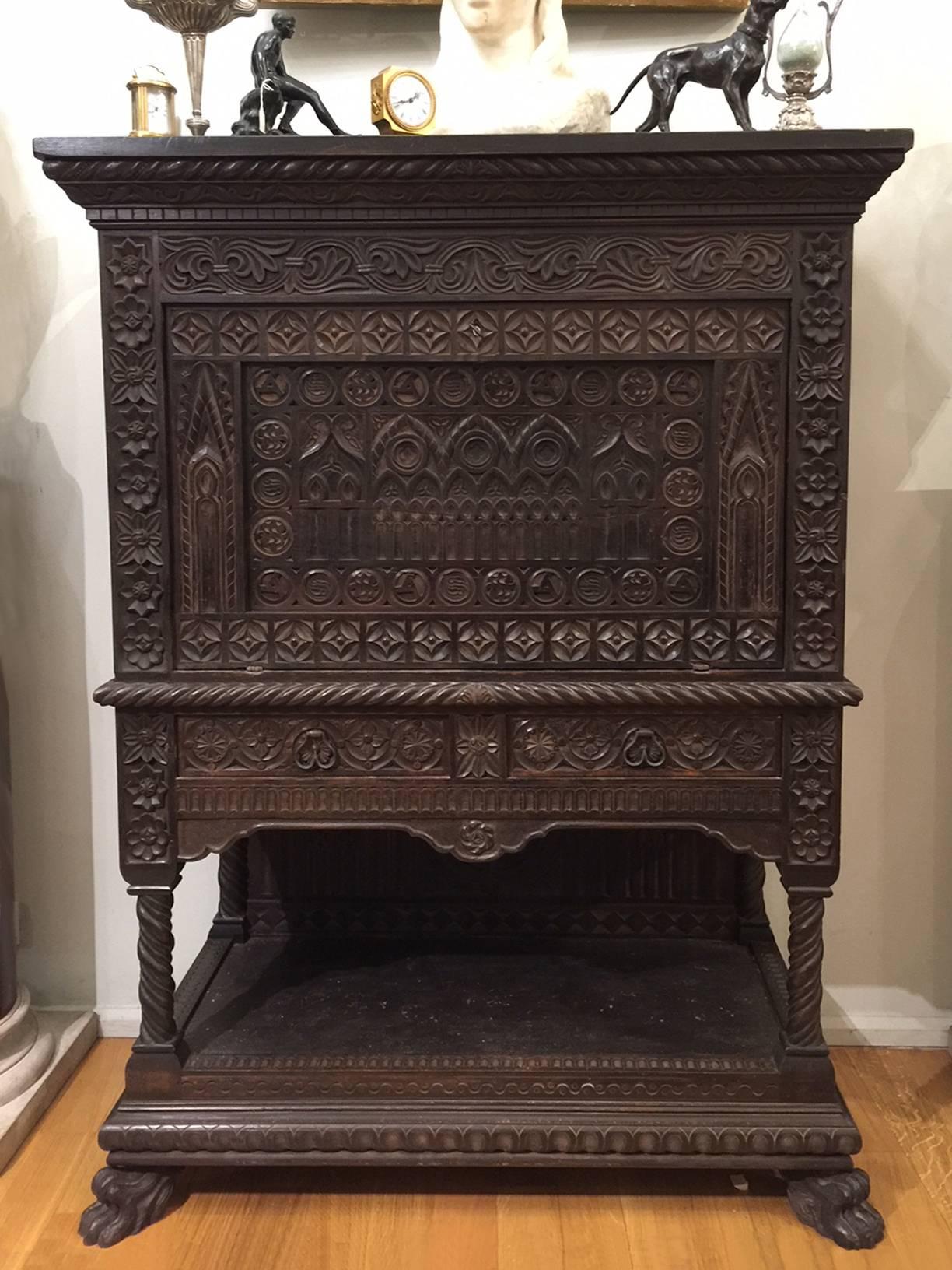 Italian Mid-19th Century Carved Solid Walnut Wood Stipo, Writing Cabinet In Good Condition For Sale In Firenze, IT