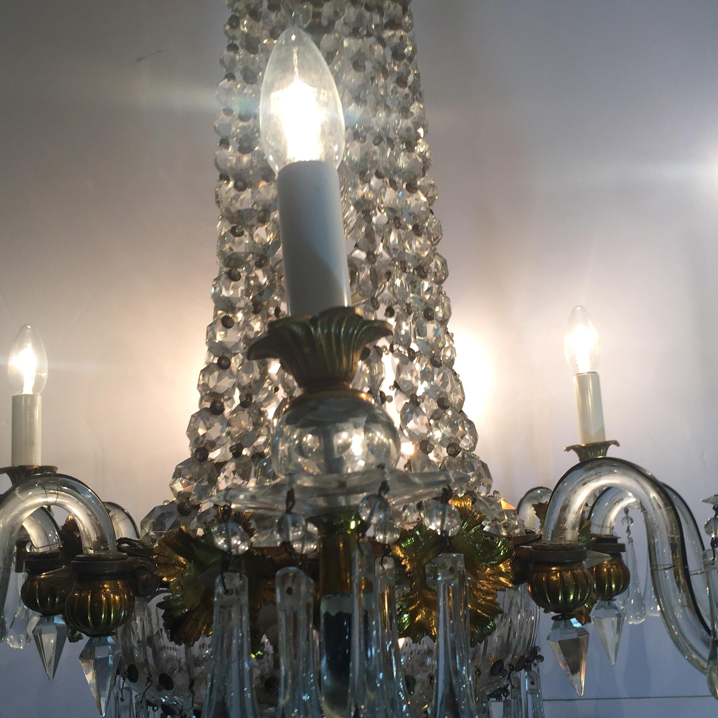 Italian Mid-19th Century Chandelier Gilded Wood and Crystal 12 Lights For Sale 9