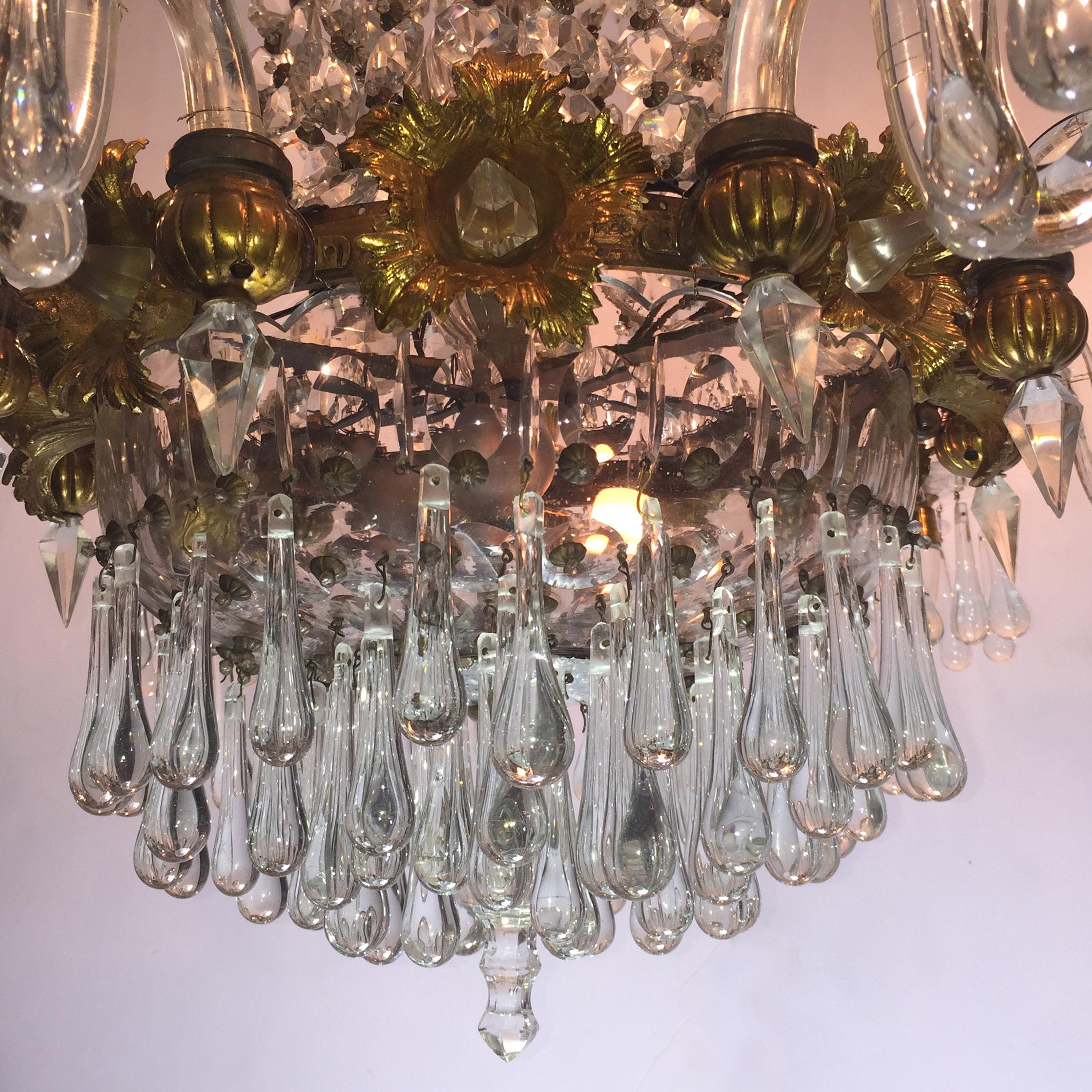 Italian Mid-19th Century Chandelier Gilded Wood and Crystal 12 Lights For Sale 2
