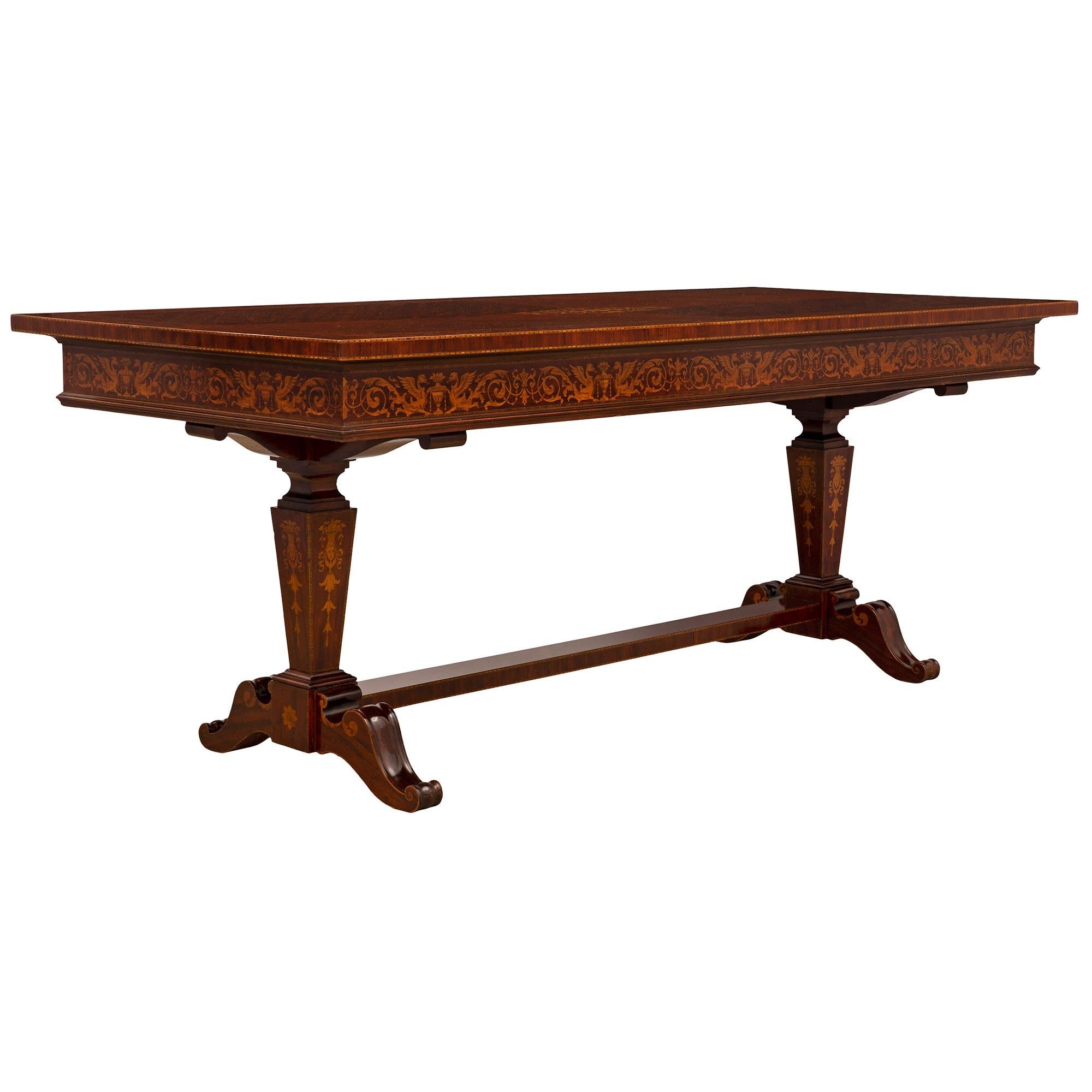 Néoclassique Table centrale italienne néo-classique du milieu du XIXe siècle en acajou et tulipier en vente