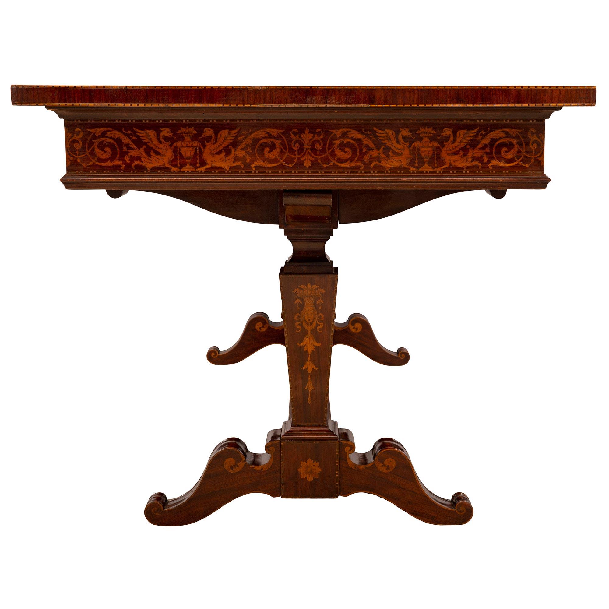 Table centrale italienne néo-classique du milieu du XIXe siècle en acajou et tulipier Bon état - En vente à West Palm Beach, FL