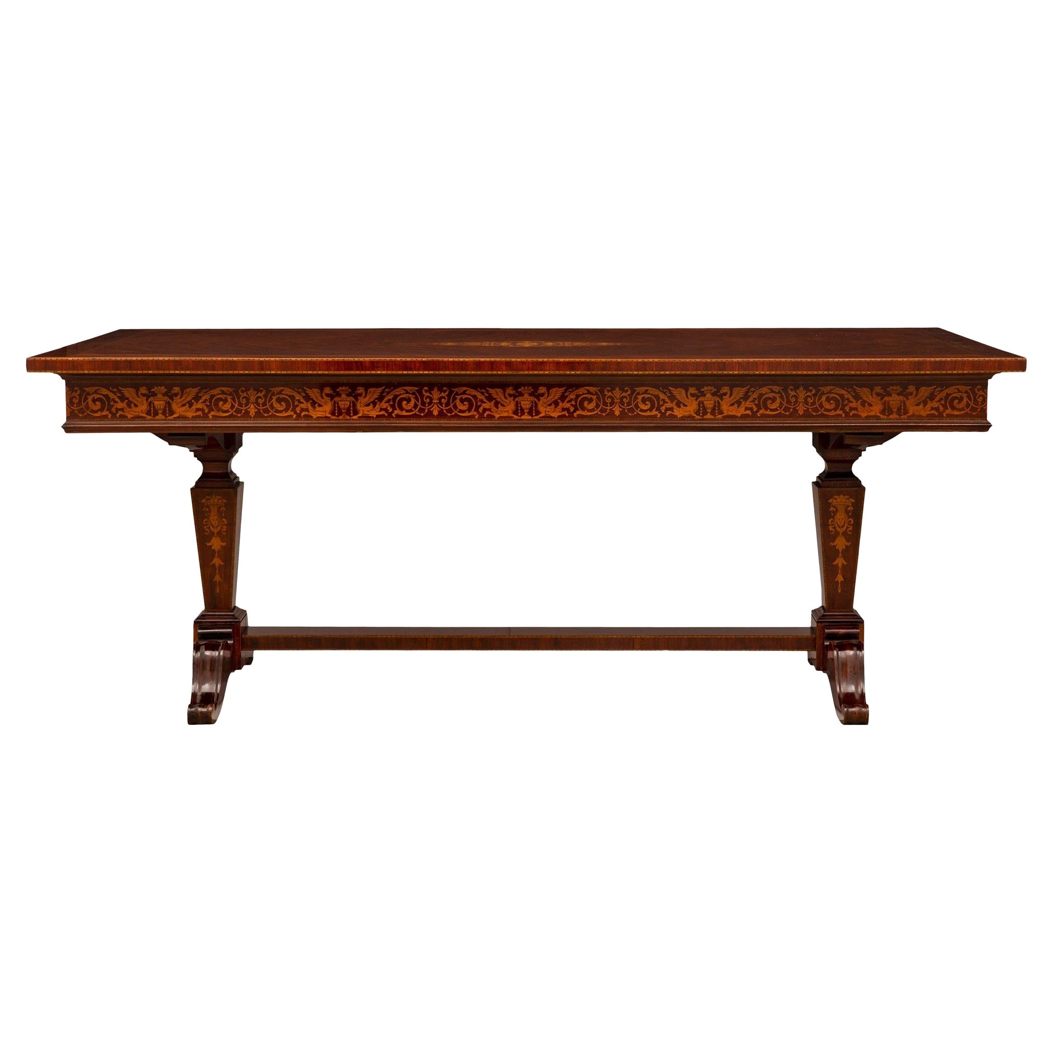 Mesa central neoclásica italiana de mediados del siglo XIX de caoba y madera de tulipán