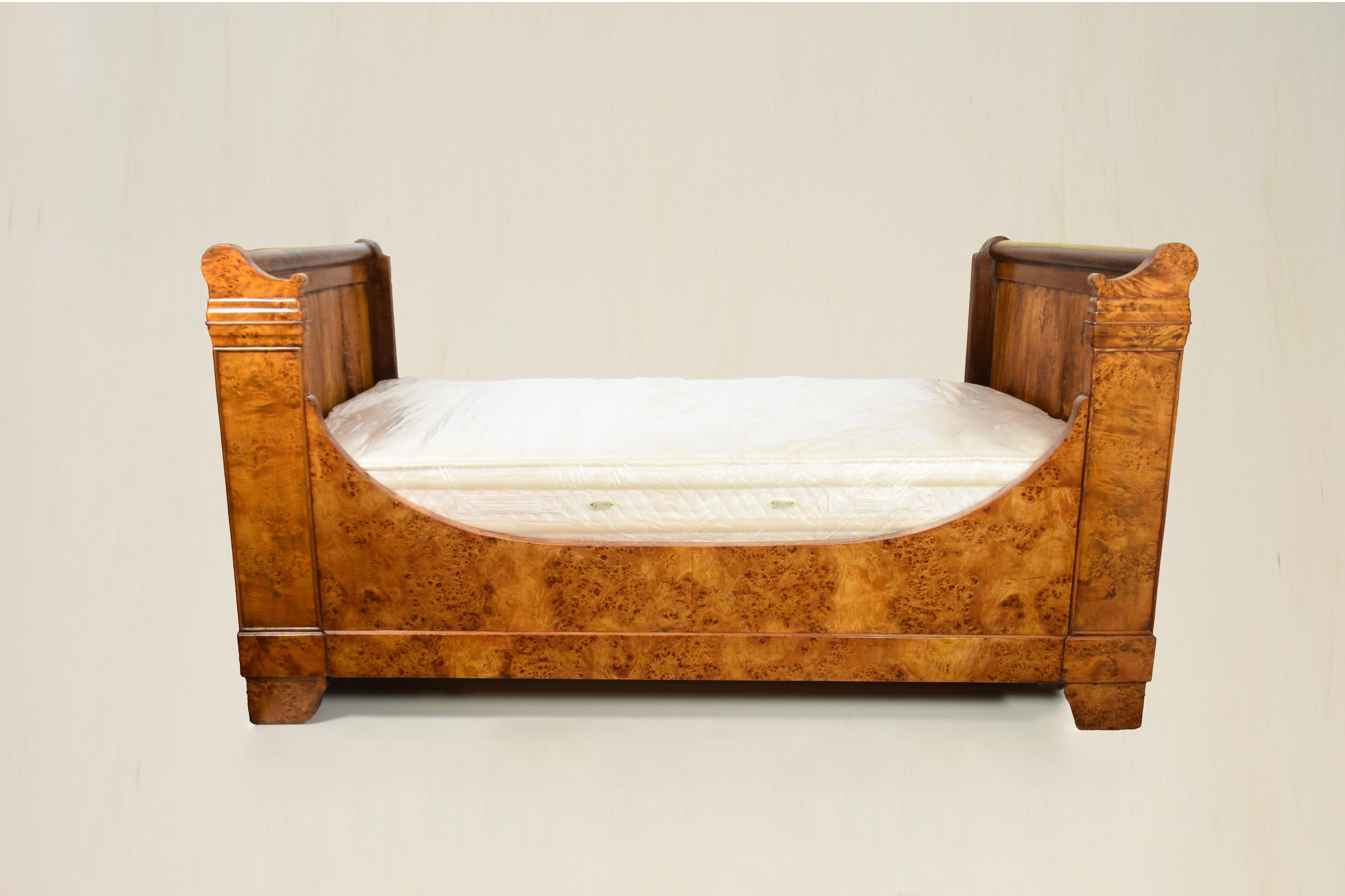 Piemonte, Italy, mid-19th century
In poplar, walnut and poplar burl.
Very good condition
Dimensions: 115 x 207 x 110 cm
Complete with mattress (Simmons brand) and very little used slatted base (105 x 190 cm).