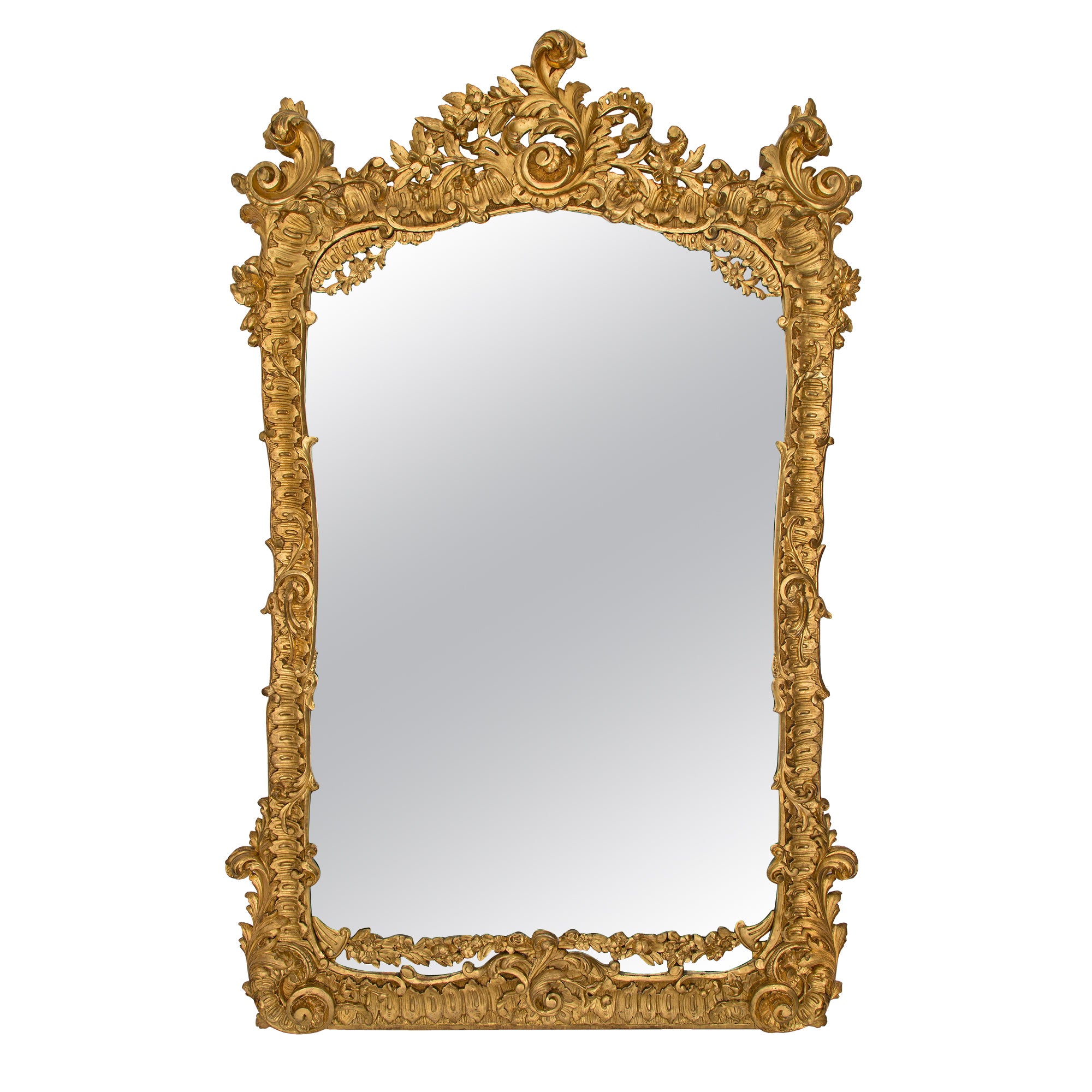Miroir italien du milieu du 19ème siècle en bois doré roccoco en vente