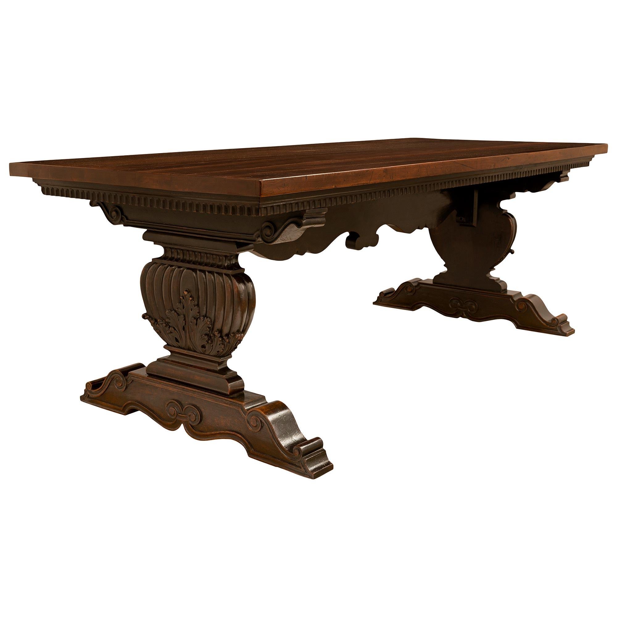 Table à tréteaux italienne du milieu du XIXe siècle en noyer massif Bon état - En vente à West Palm Beach, FL