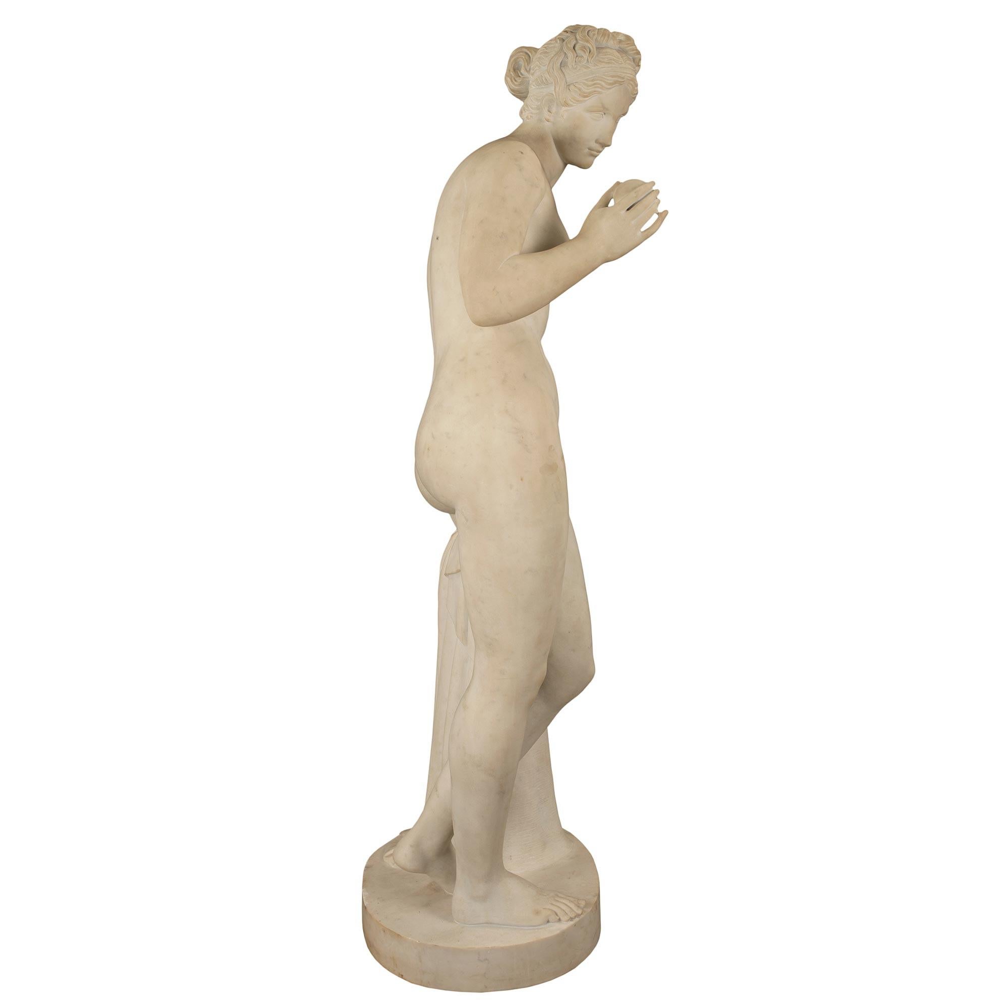 Italian Mid-19th Century White Carrara Marble Statue of Venus In Good Condition For Sale In West Palm Beach, FL