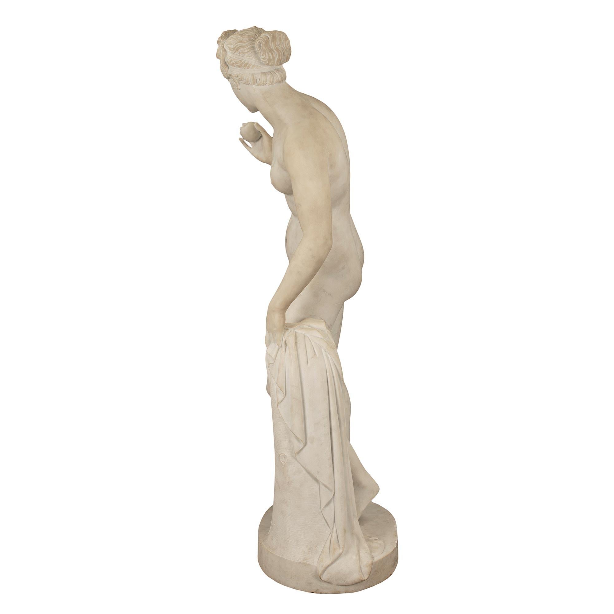 Italian Mid-19th Century White Carrara Marble Statue of Venus For Sale 2