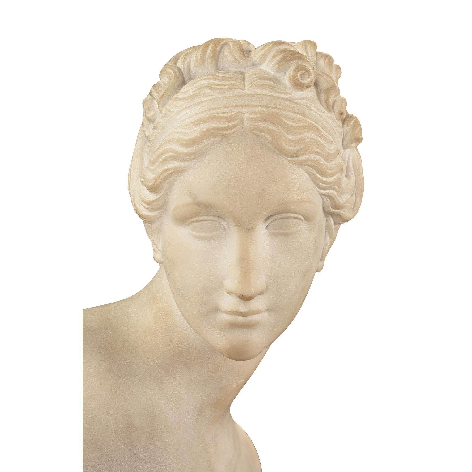 Italian Mid-19th Century White Carrara Marble Statue of Venus For Sale 3