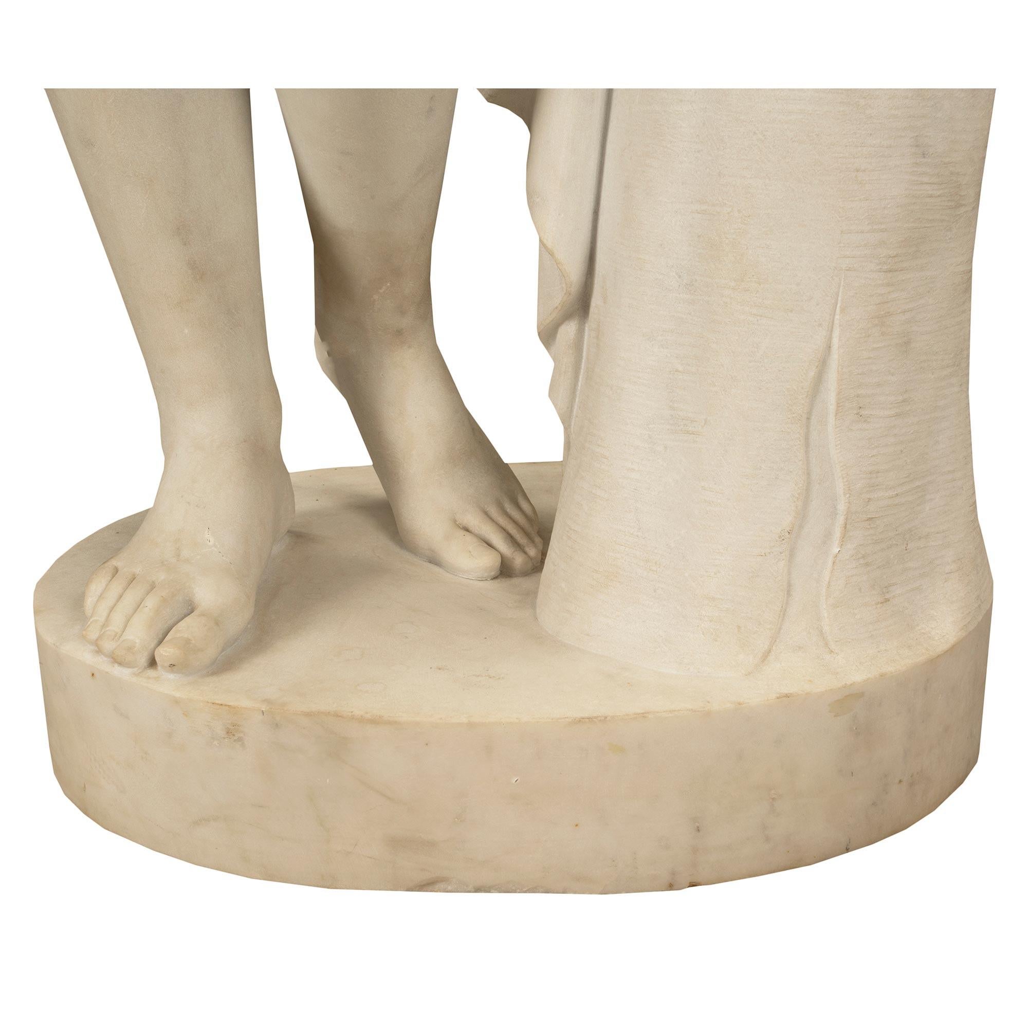 Italian Mid-19th Century White Carrara Marble Statue of Venus For Sale 6