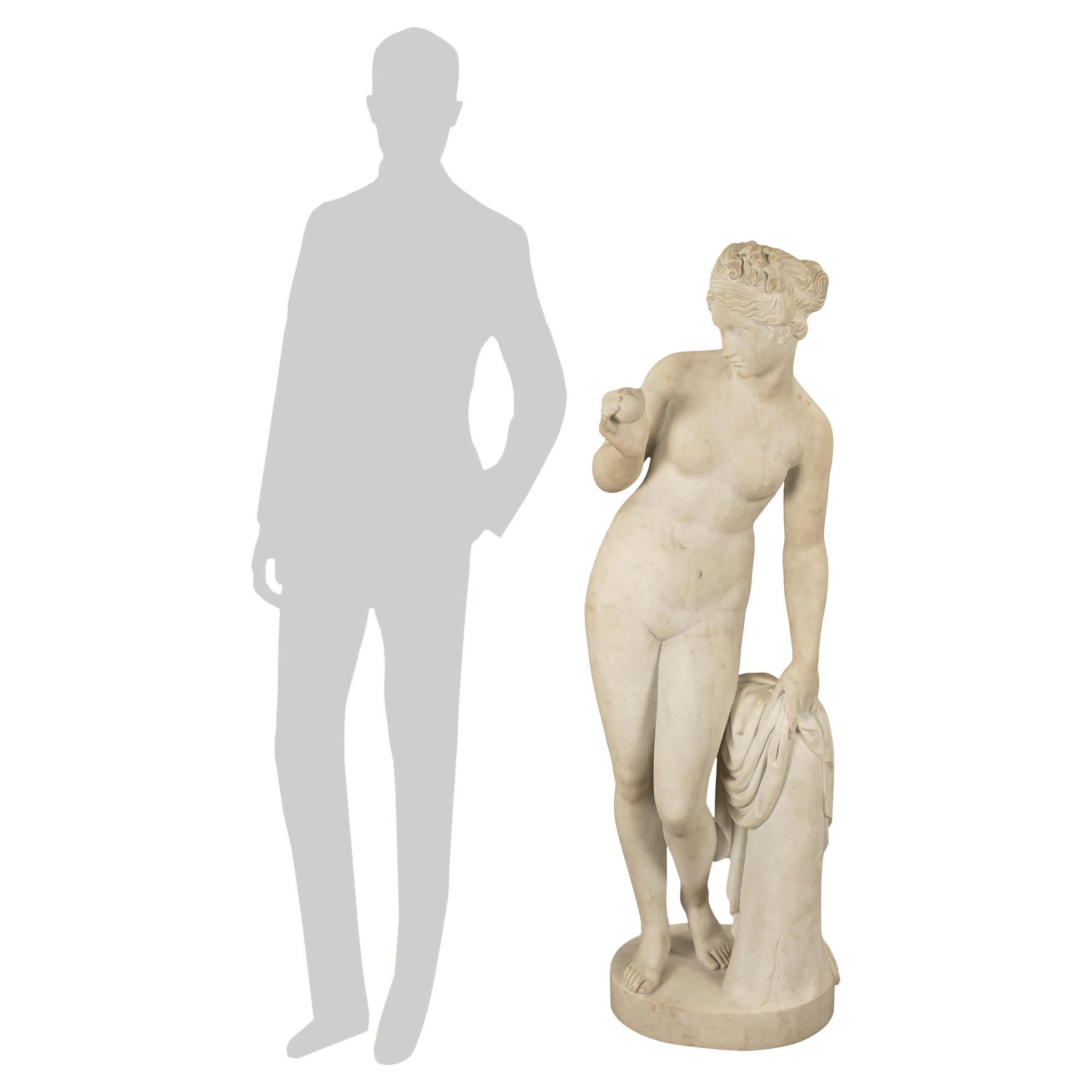Italienische Venusstatue aus weißem Carrara-Marmor aus der Mitte des 19. Jahrhunderts