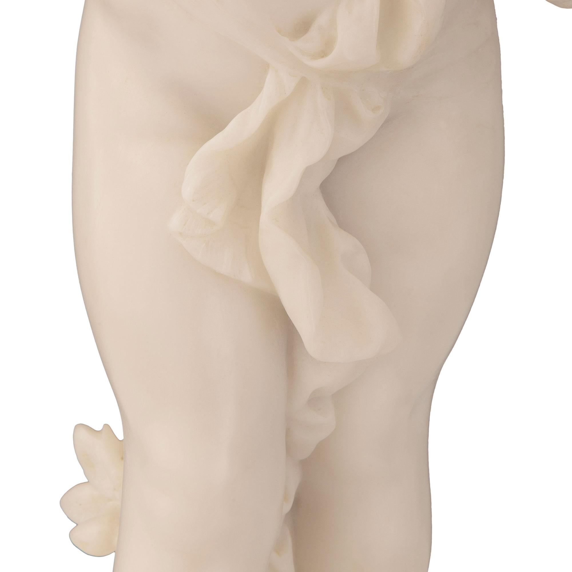 Statue italienne d'une fille avec des ailes en marbre blanc de Carrare du milieu du XIXe siècle en vente 3