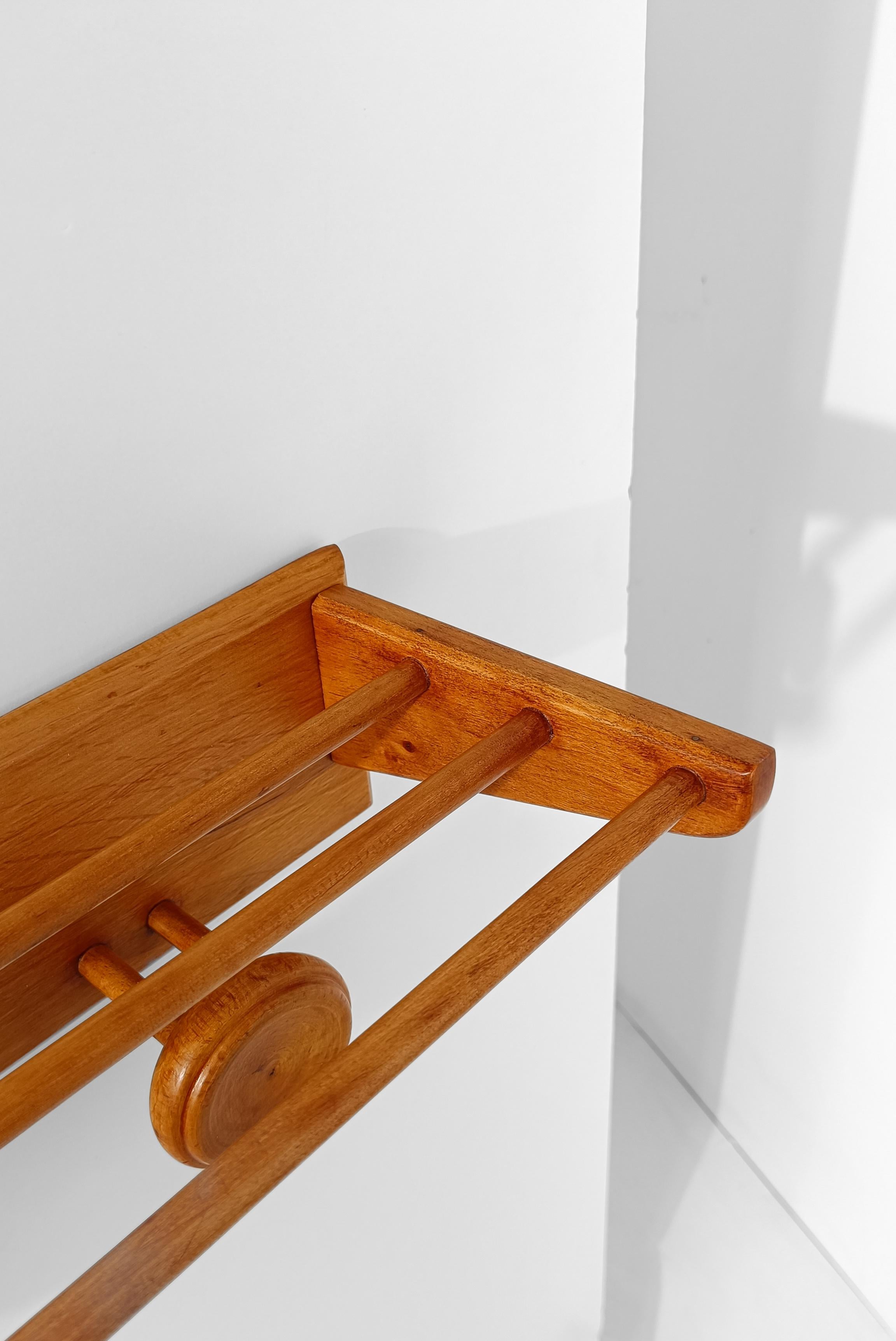 Italian Mid 20th Century Blonde Wooden Wall Coat Rack and Hat Stand by Fraber In Good Condition For Sale In Roma, IT