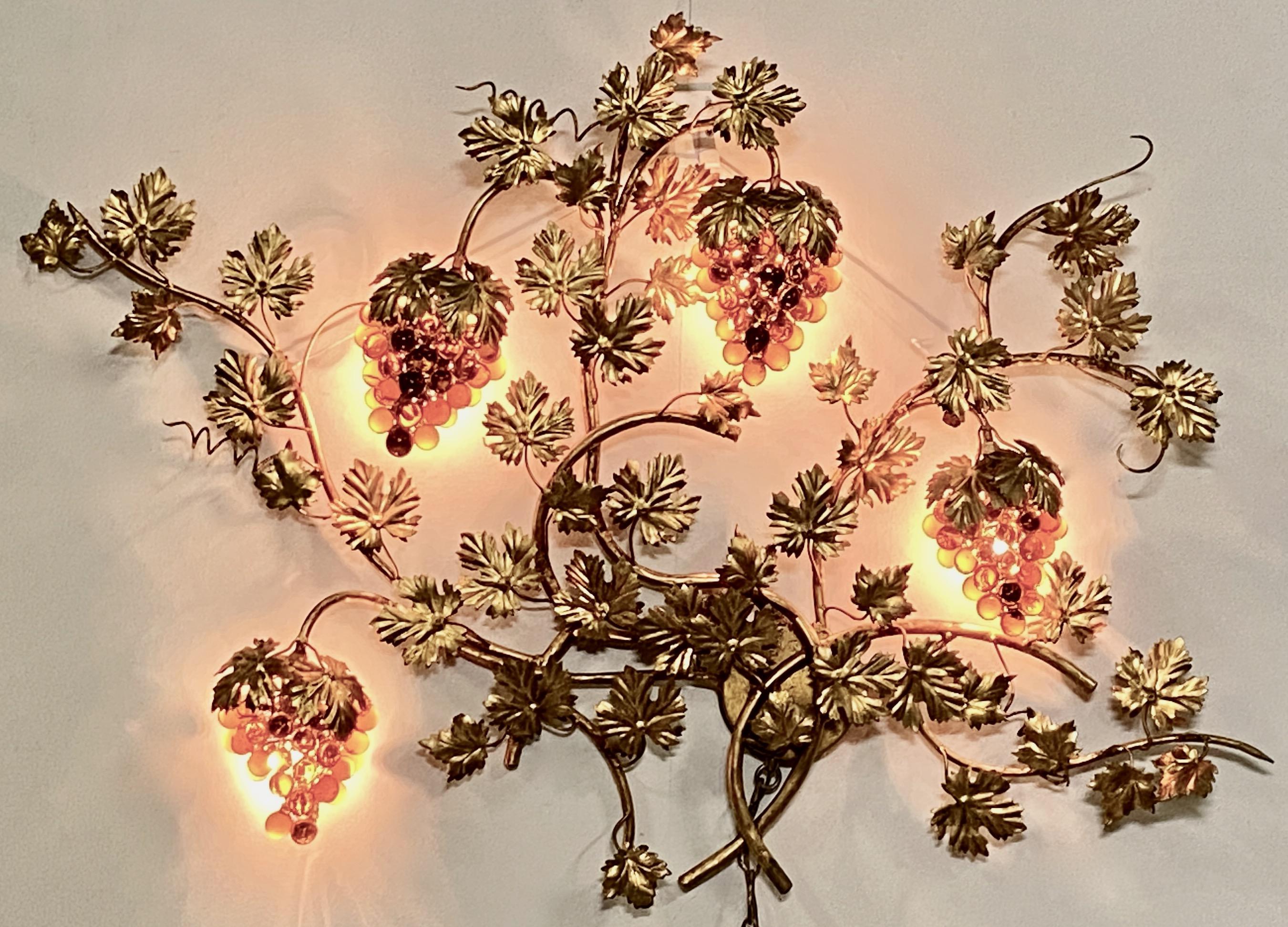 Italian Mid-20th Century Brass and Amber Glass Sculptural Grapevine Wall Light For Sale 5