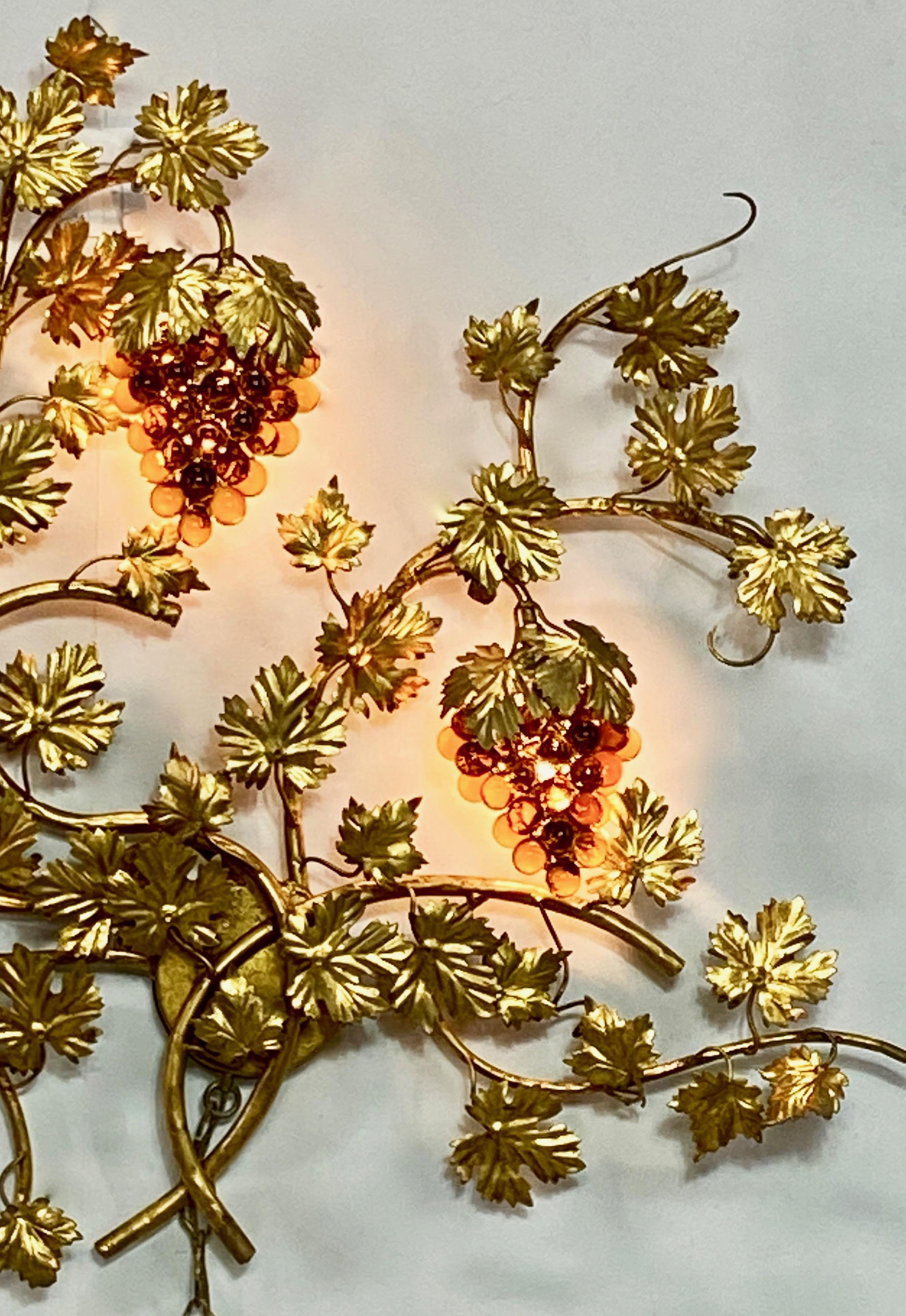 Italian Mid-20th Century Brass and Amber Glass Sculptural Grapevine Wall Light For Sale 6