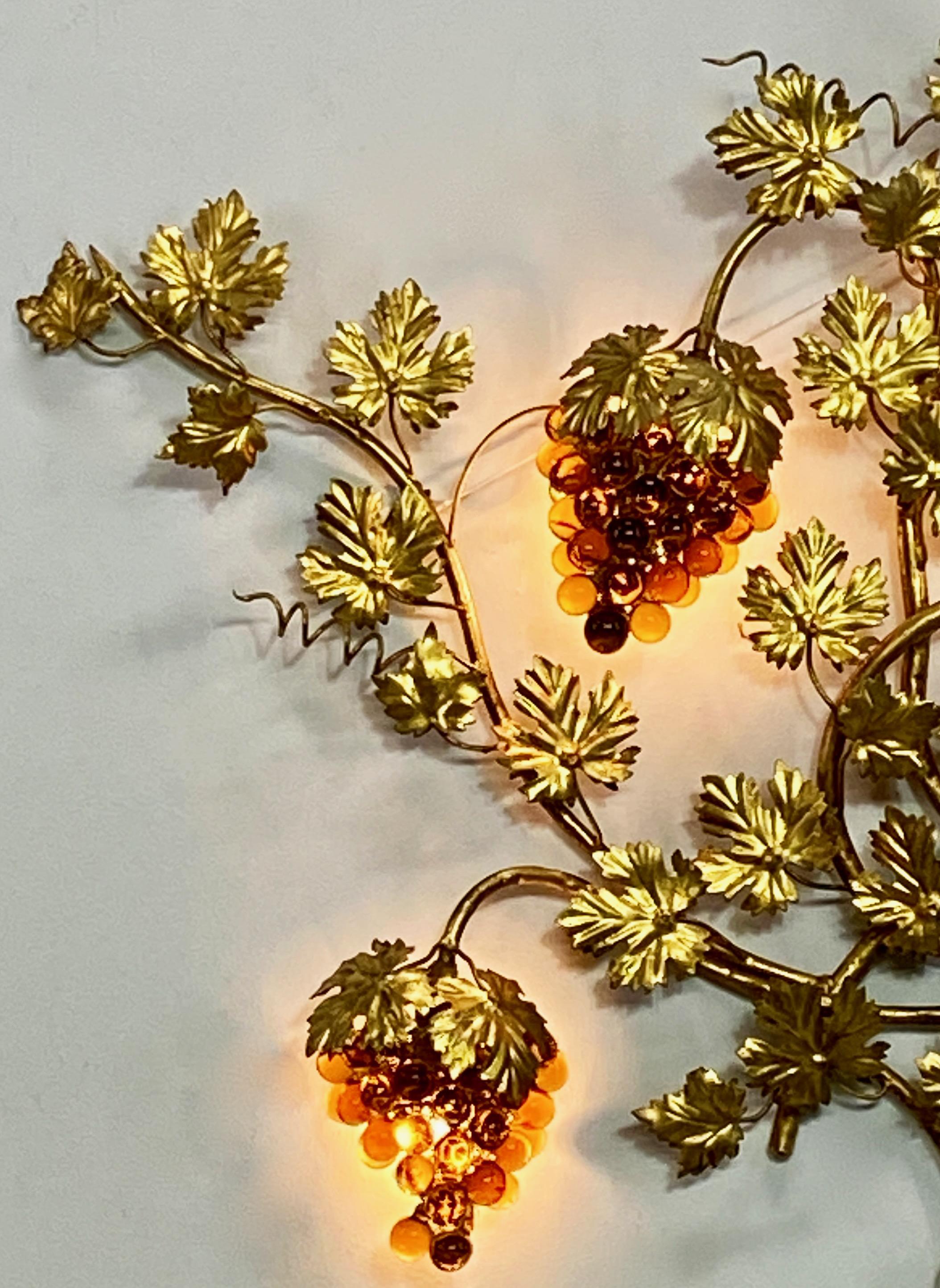 Italian Mid-20th Century Brass and Amber Glass Sculptural Grapevine Wall Light For Sale 7