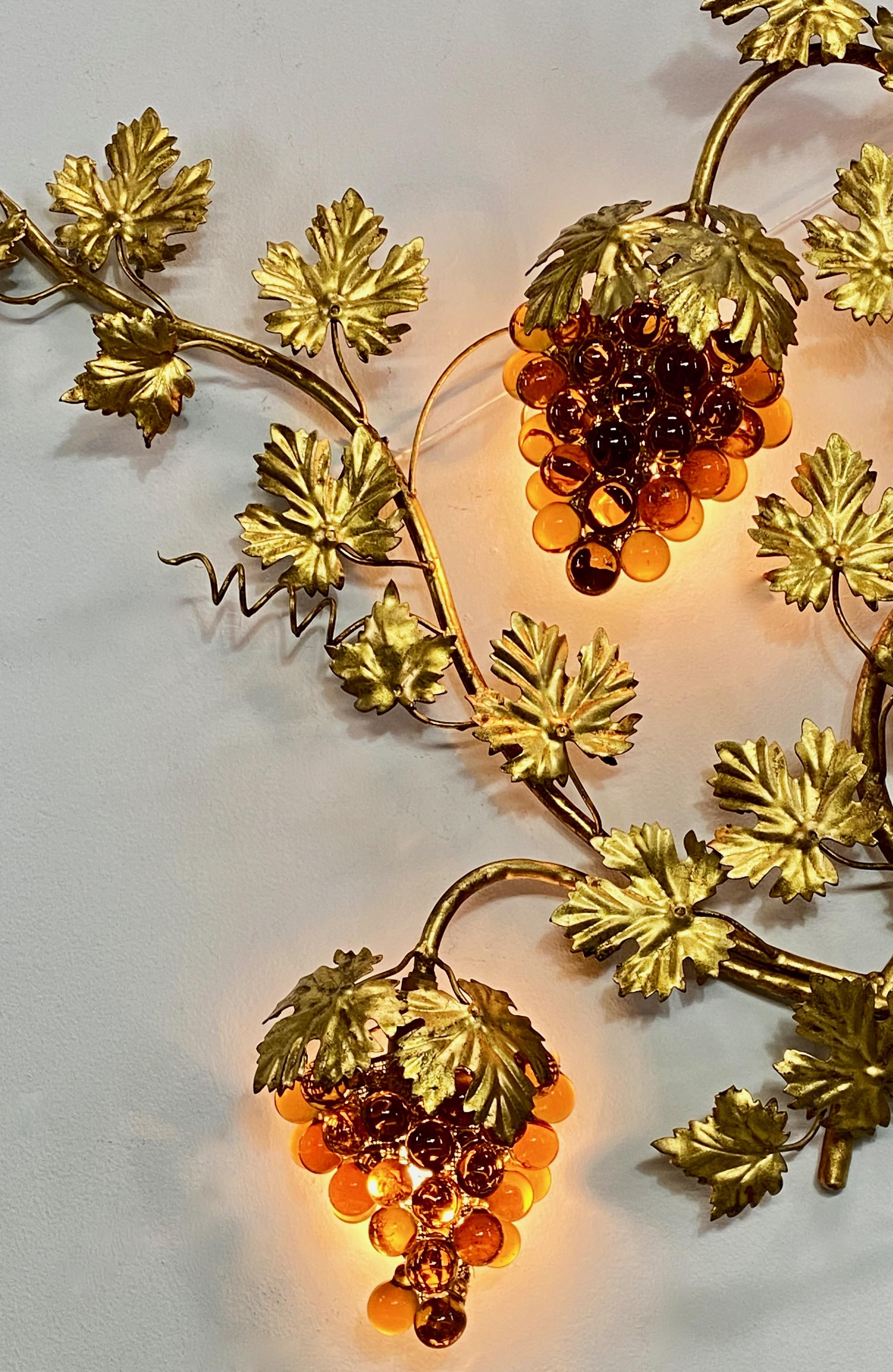Italian Mid-20th Century Brass and Amber Glass Sculptural Grapevine Wall Light In Excellent Condition For Sale In San Francisco, CA