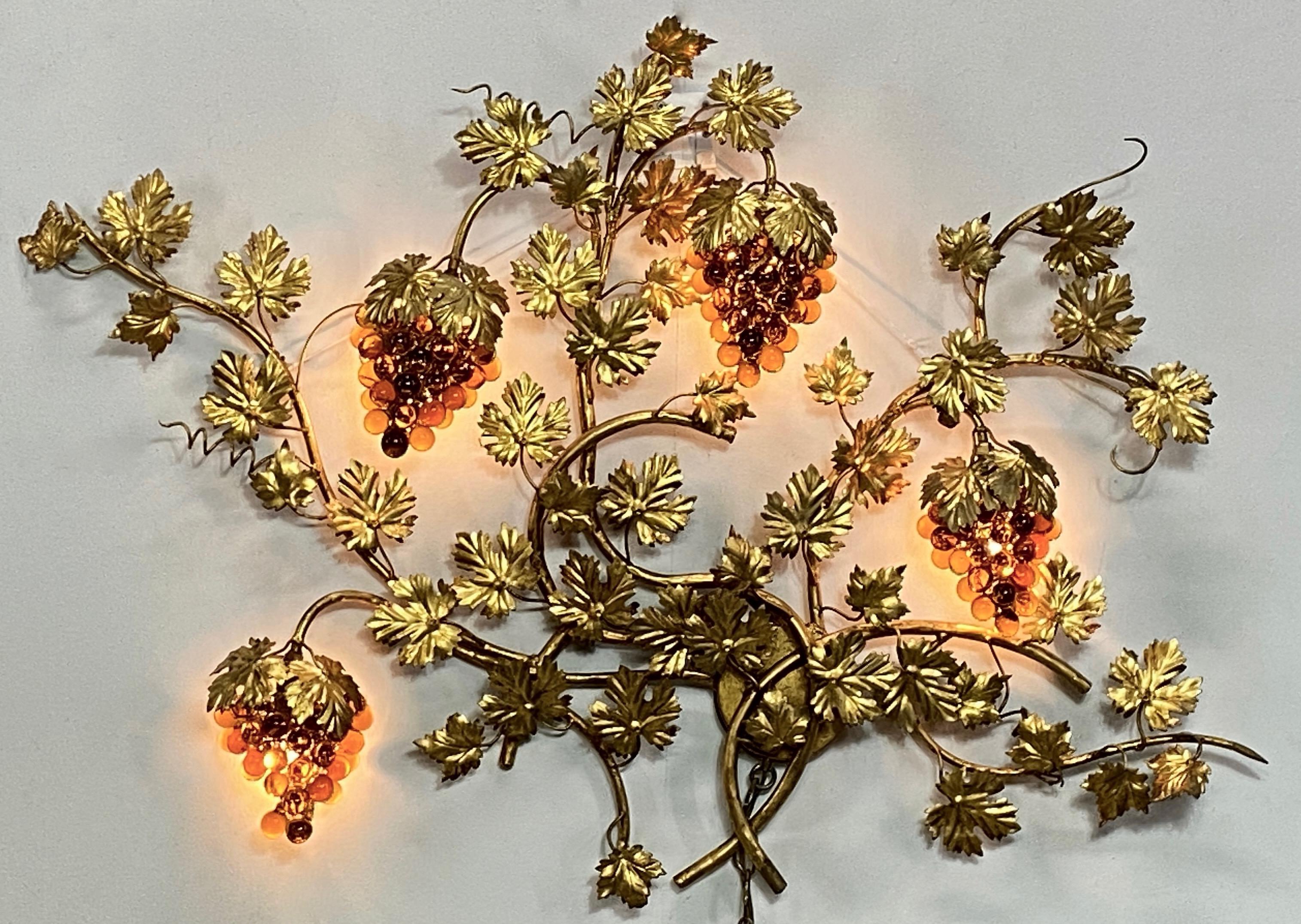 Italian Mid-20th Century Brass and Amber Glass Sculptural Grapevine Wall Light For Sale 2