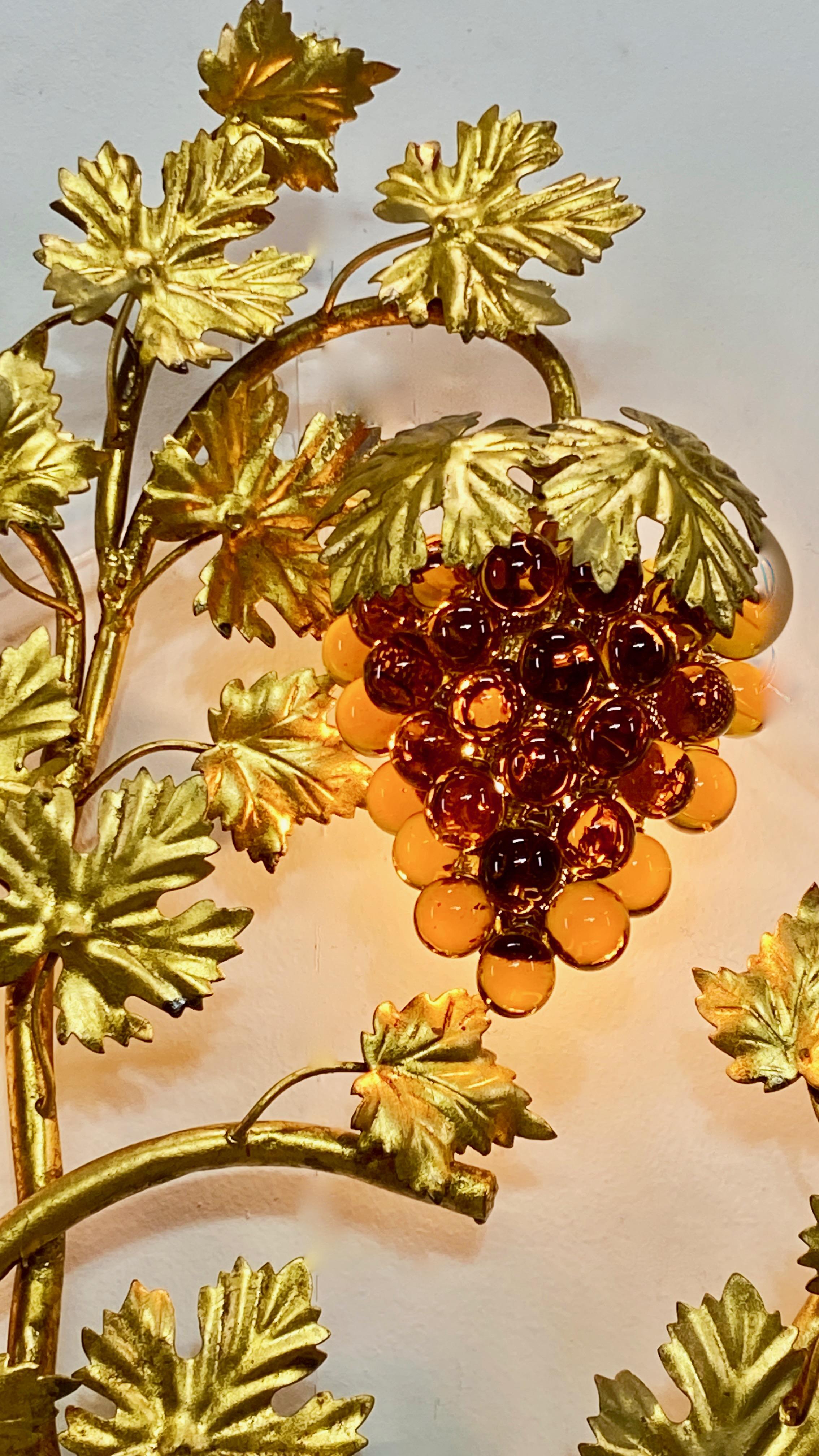 Italian Mid-20th Century Brass and Amber Glass Sculptural Grapevine Wall Light For Sale 3