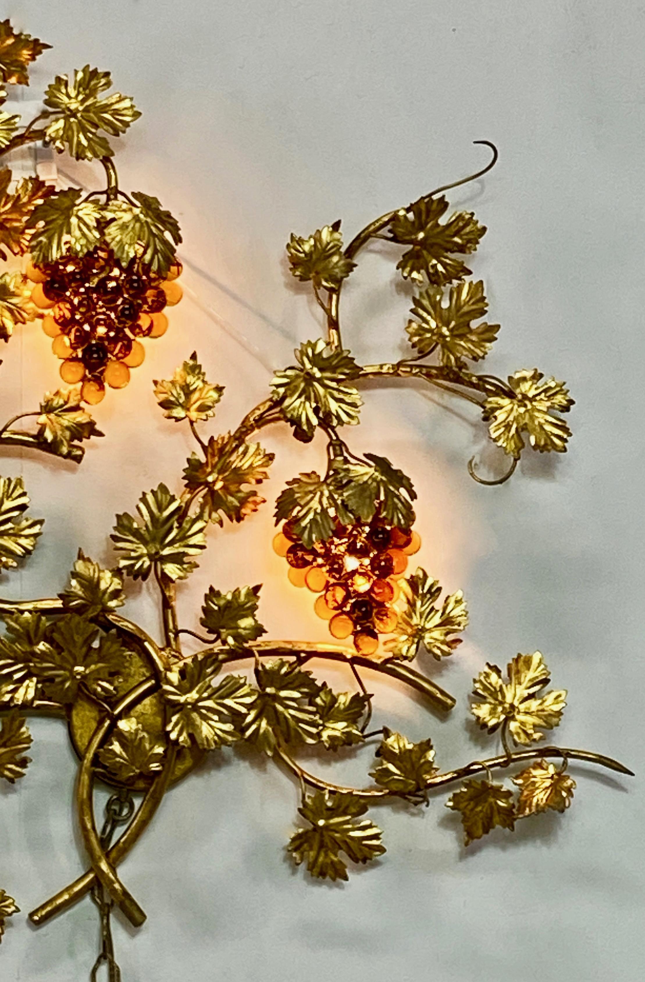 Italian Mid-20th Century Brass and Amber Glass Sculptural Grapevine Wall Light For Sale 4