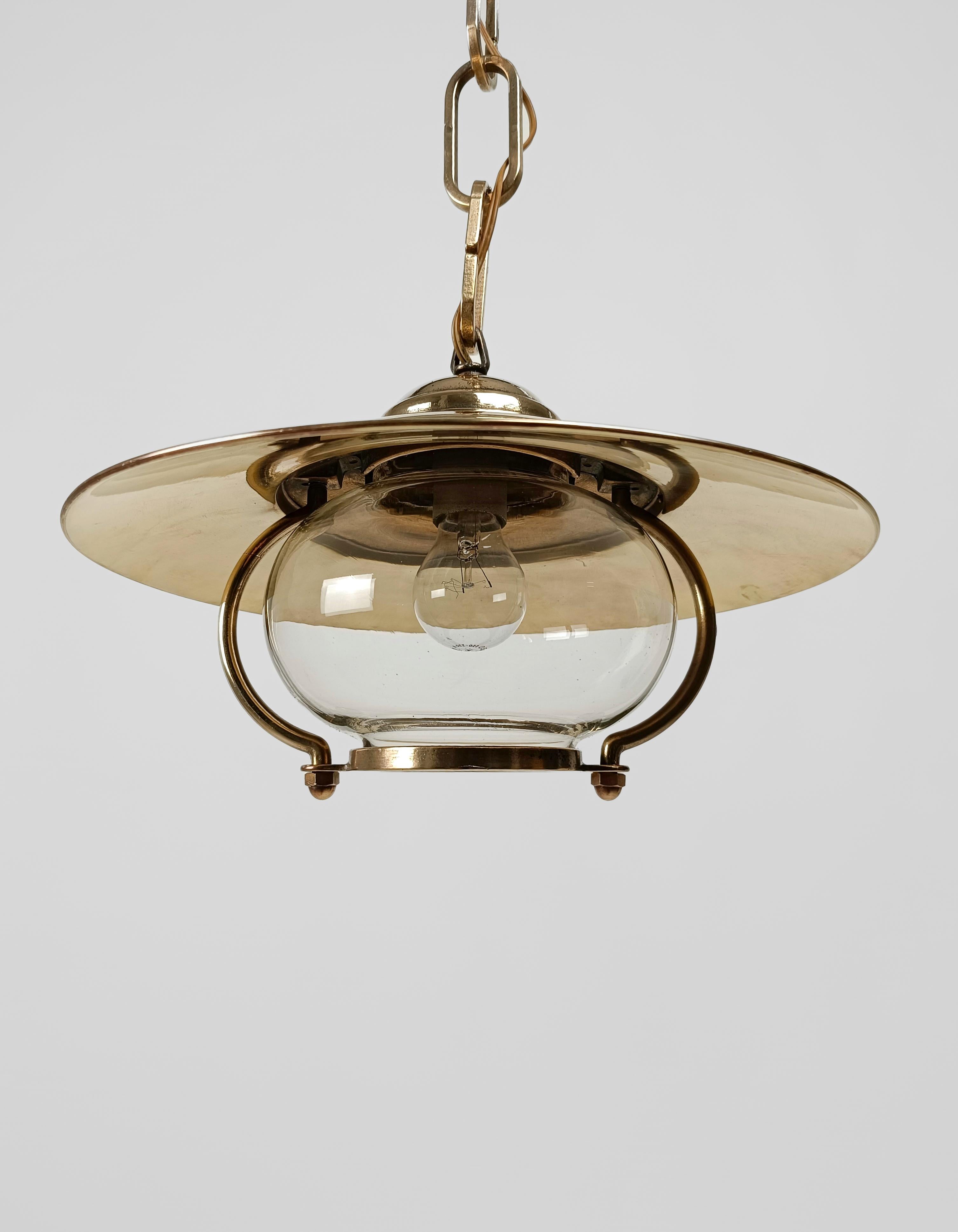 A high quality Navy Pendant Lamp, probably made in Italy between the 50s and 60s and purchased by us from a house on the Riviera of Rome, namely Ostia
This vintage pendant was made of solid, full and heavy brass, the splendid hammered chain alone