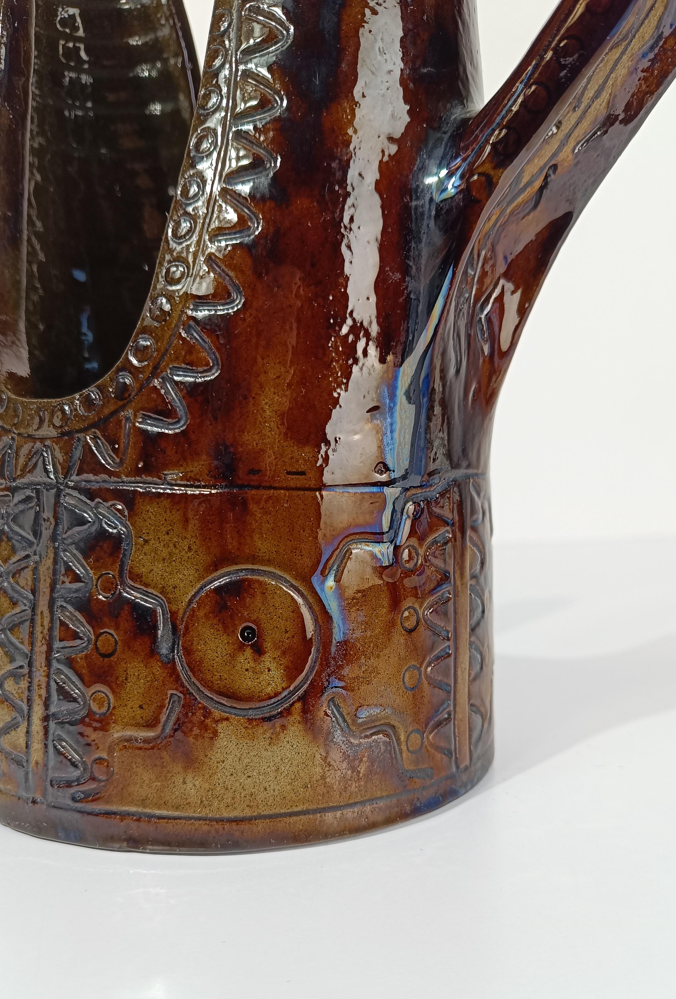 Offriamo in vendita una ceramica realizzata a mano in Italia dalla fabbrica di Urbano Fontana, come attesta la firma incisa alla base, tra gli anni '60 e '70.
Questa ceramica vintage ha una forma insolita che la colloca esattamente a metà strada tra