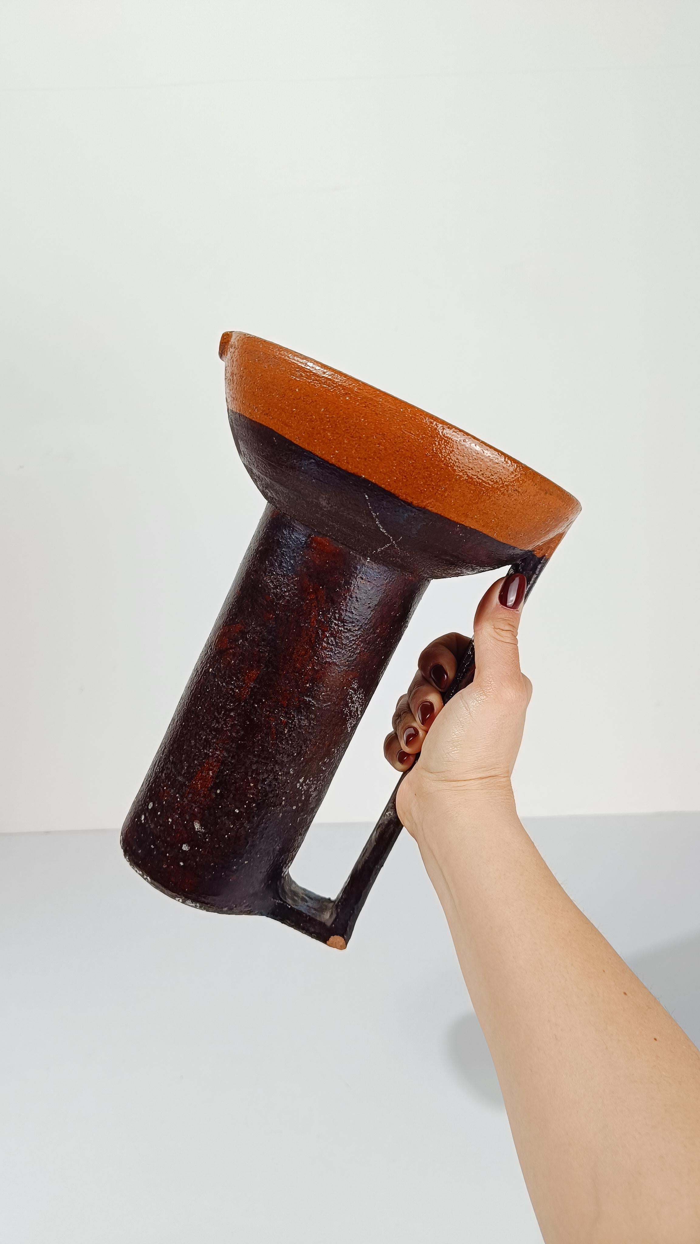 Vaso a caraffa in terracotta smaltata in stile primitivo della metà del XX secolo in vendita 12