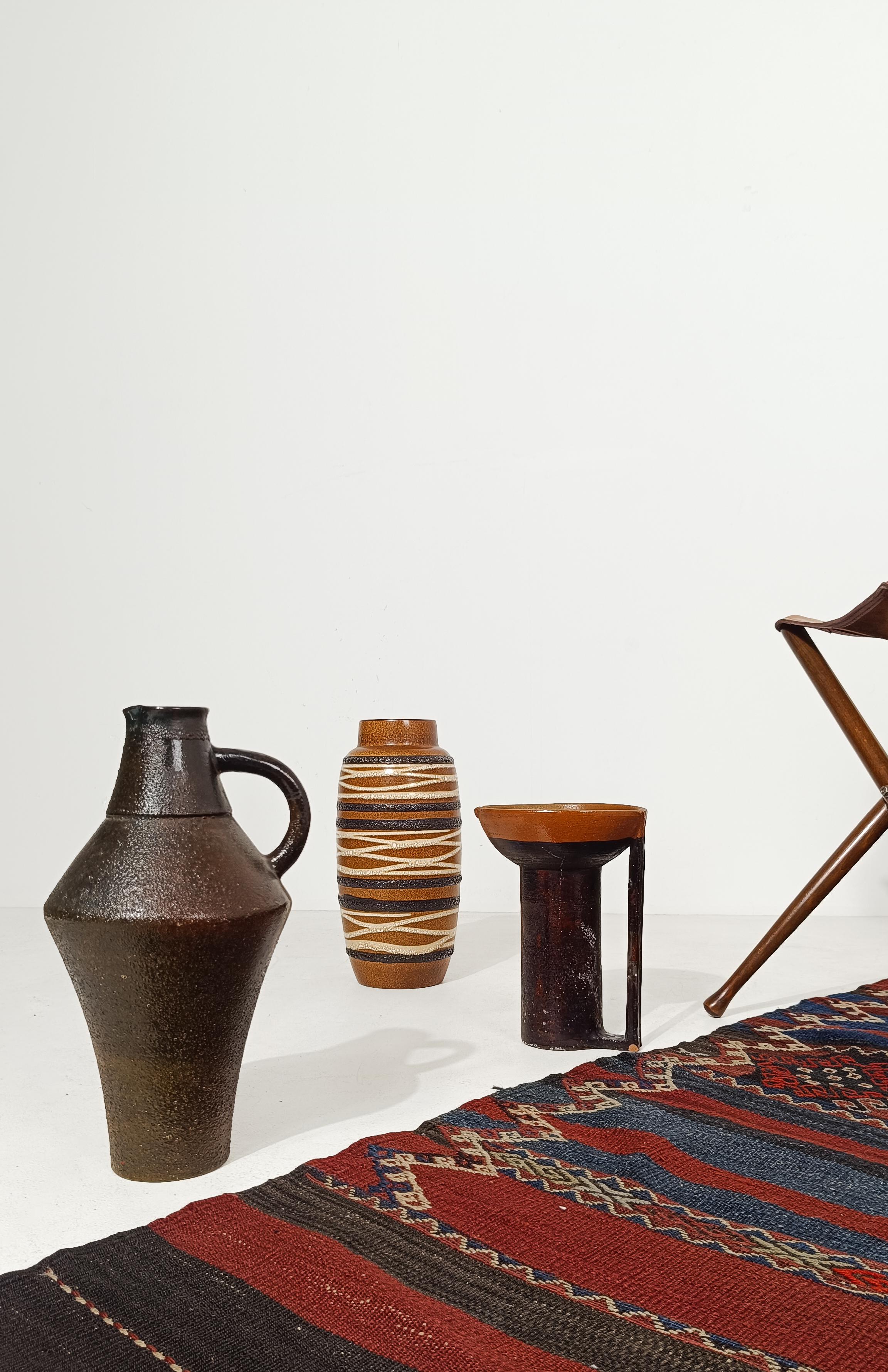 Italiano Vaso a caraffa in terracotta smaltata in stile primitivo della metà del XX secolo in vendita