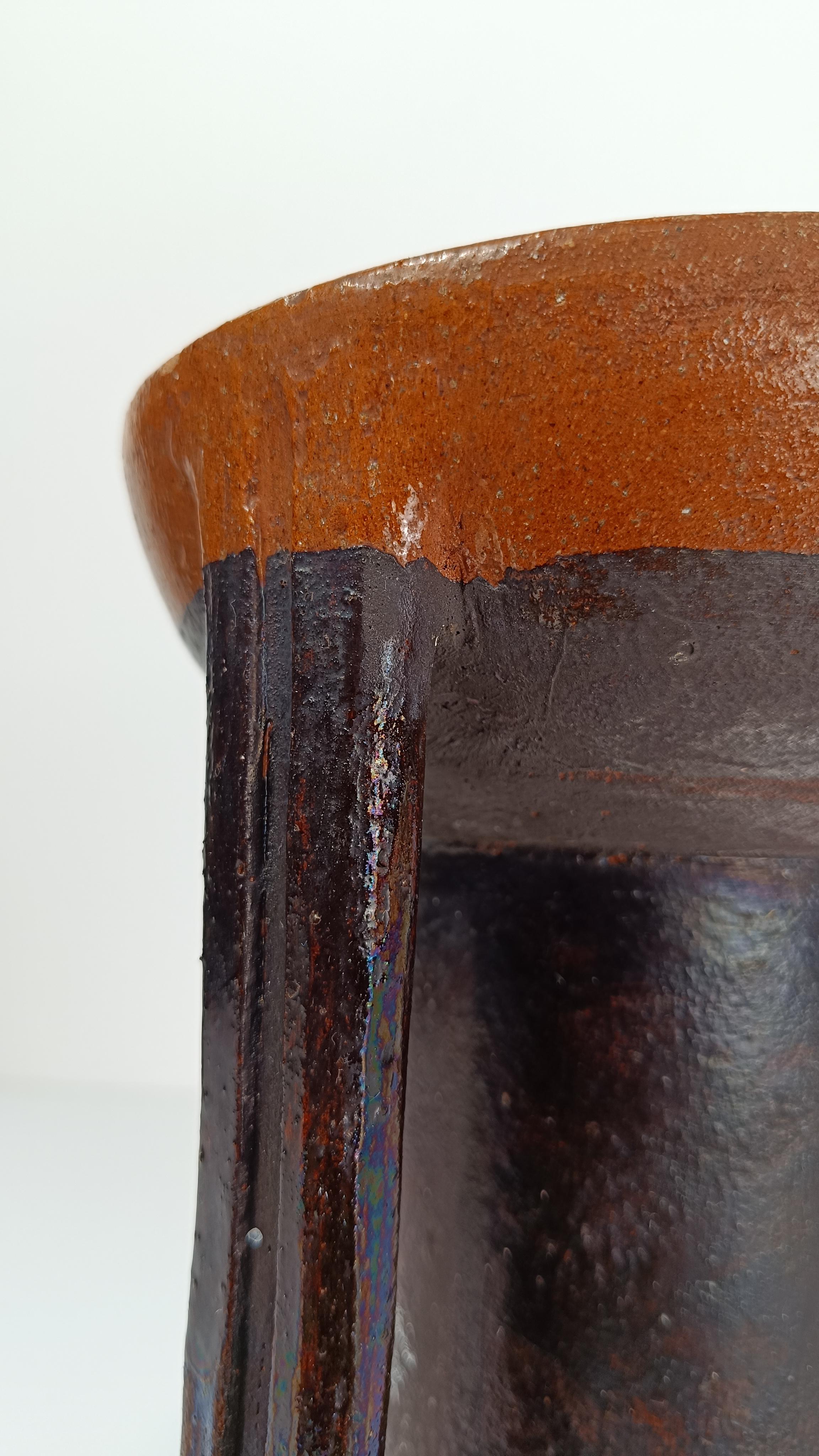 Smalto Vaso a caraffa in terracotta smaltata in stile primitivo della metà del XX secolo in vendita